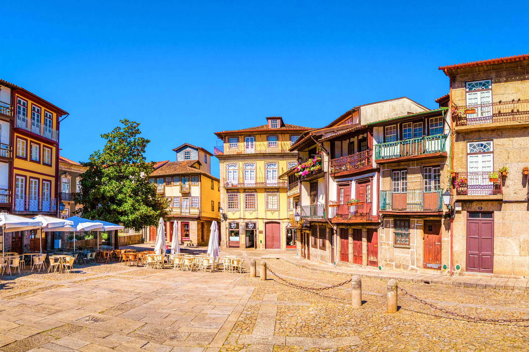 Uliczka z restauracjami w Porto w Portugalii.