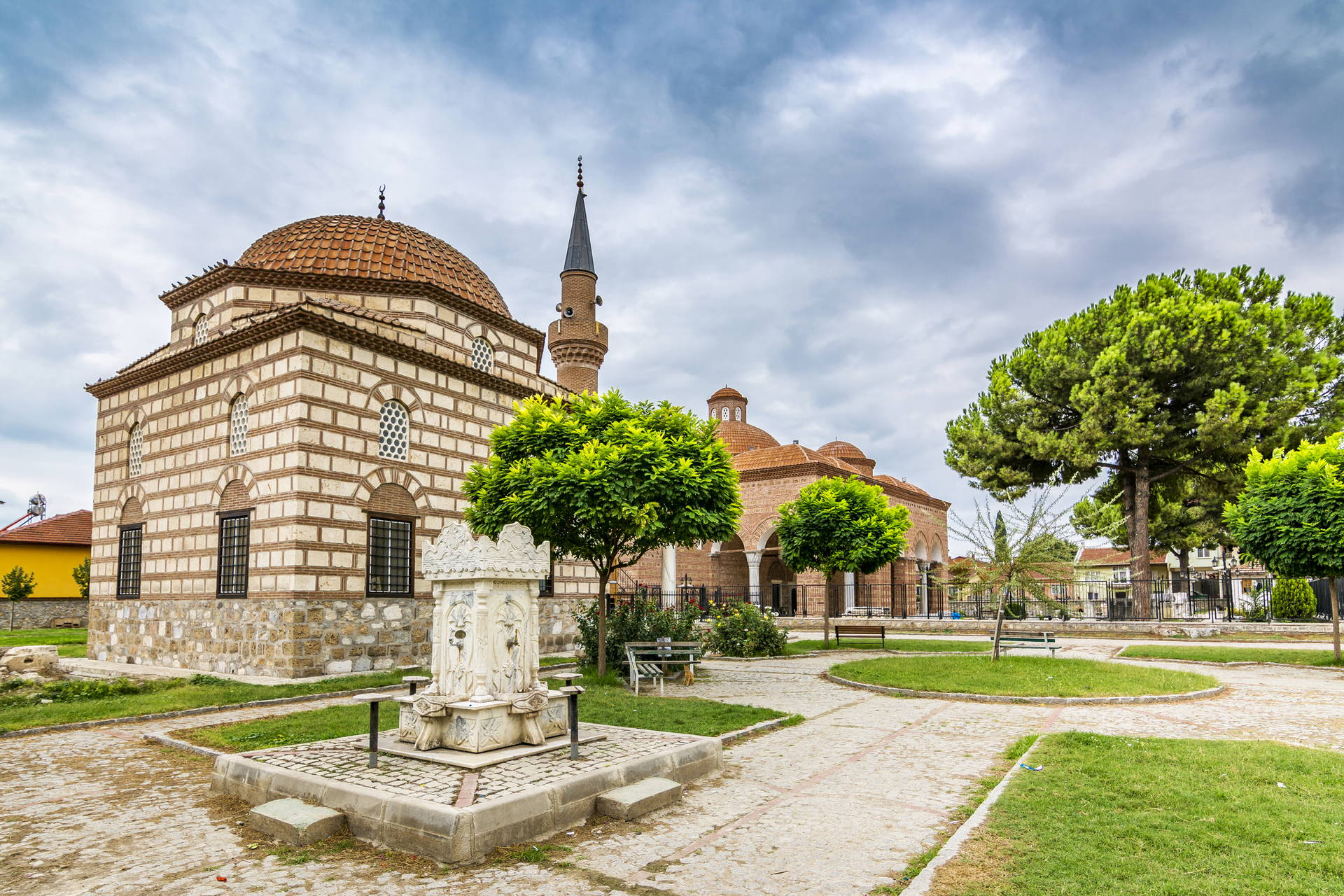 Meczet İshak Çelebi w Manisie z minaretem i fontanną na dziedzińcu.