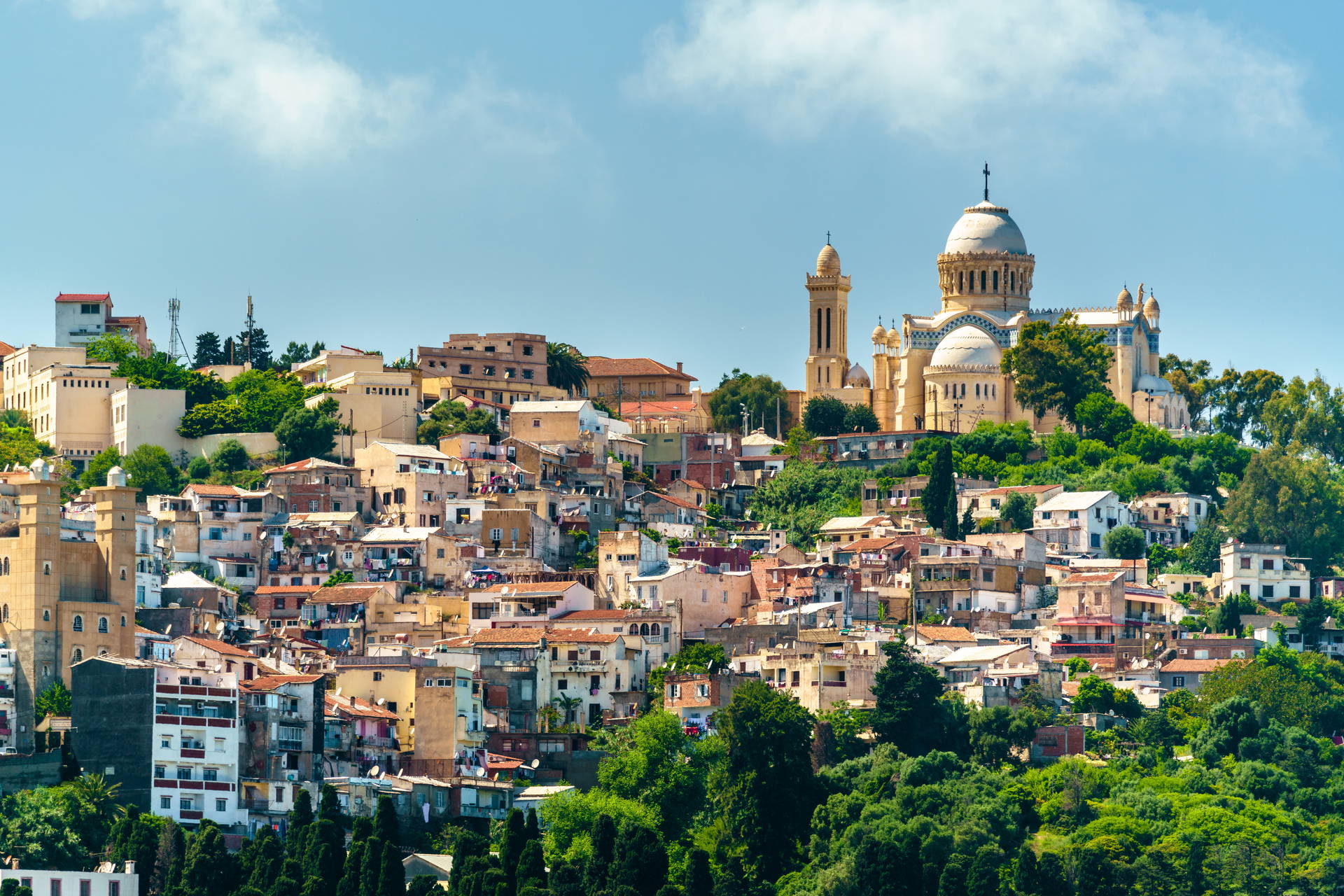 Widok na Algier z bazyliką Notre Dame d'Afrique (Matki Bożej Afrykańskiej).
