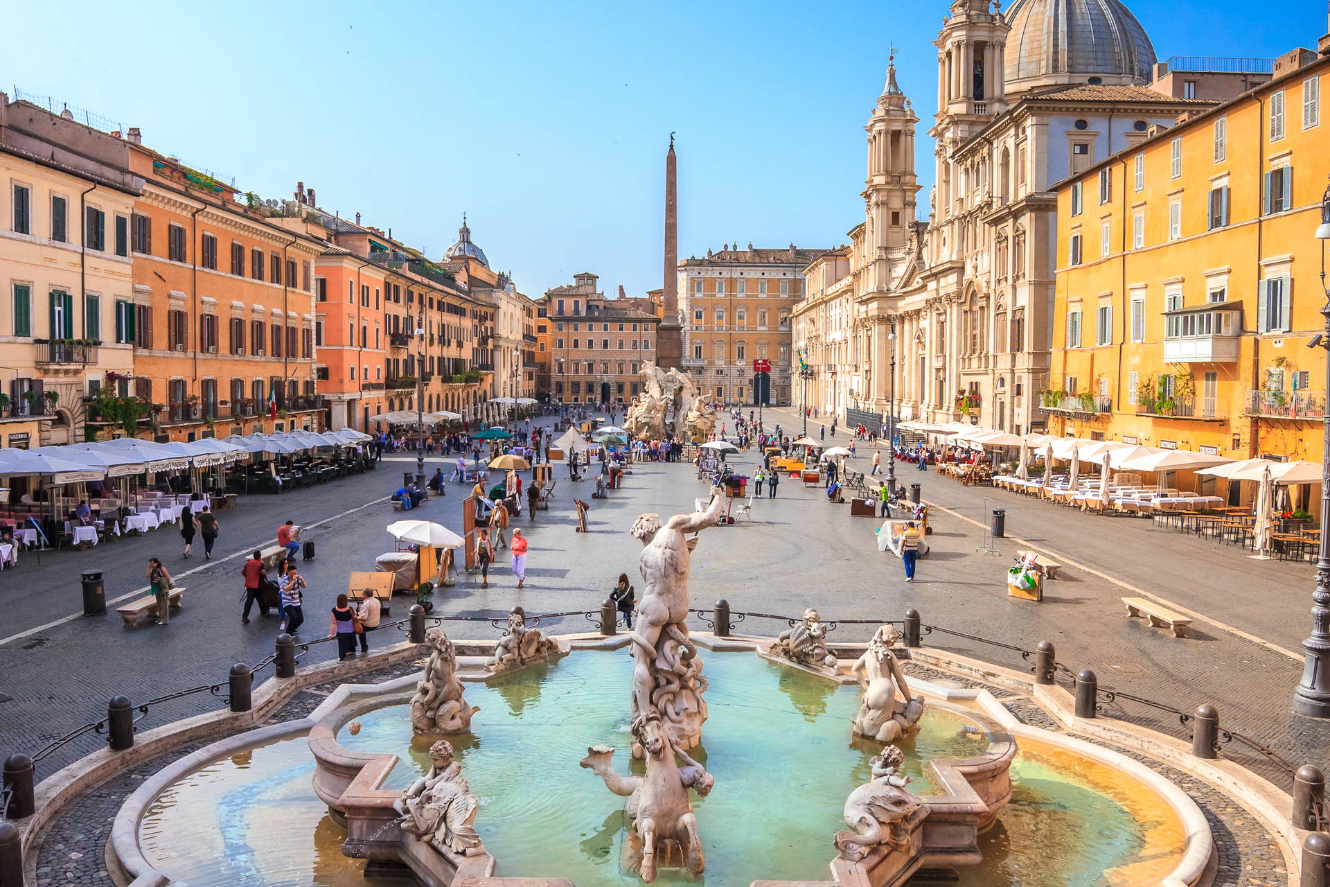 Fontanna na Piazza Navona w Rzymie. W tle obelisk i kościół.