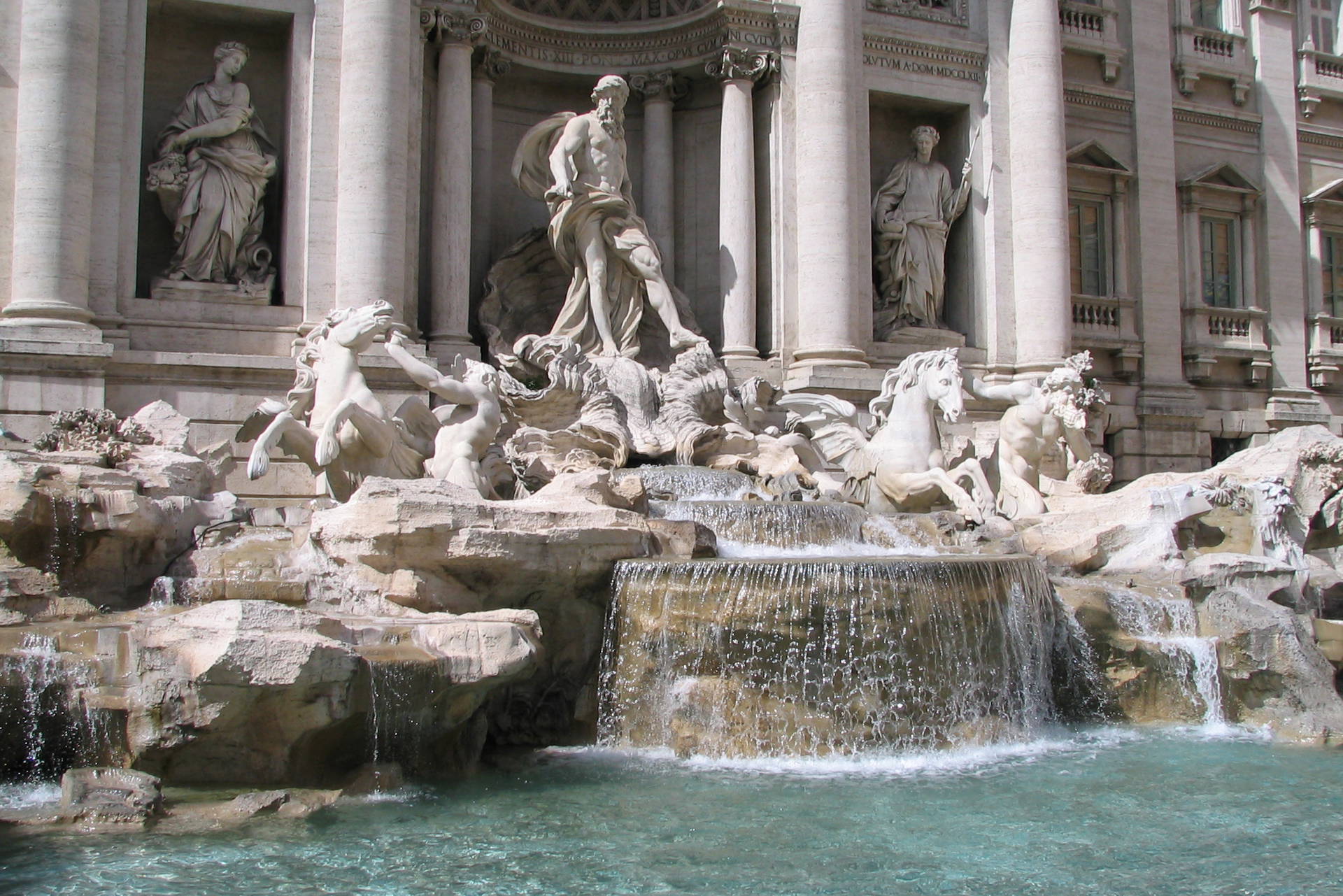 Fontanna di Trevi w Rzymie z bogatymi zdobieniami i kaskadami wody.