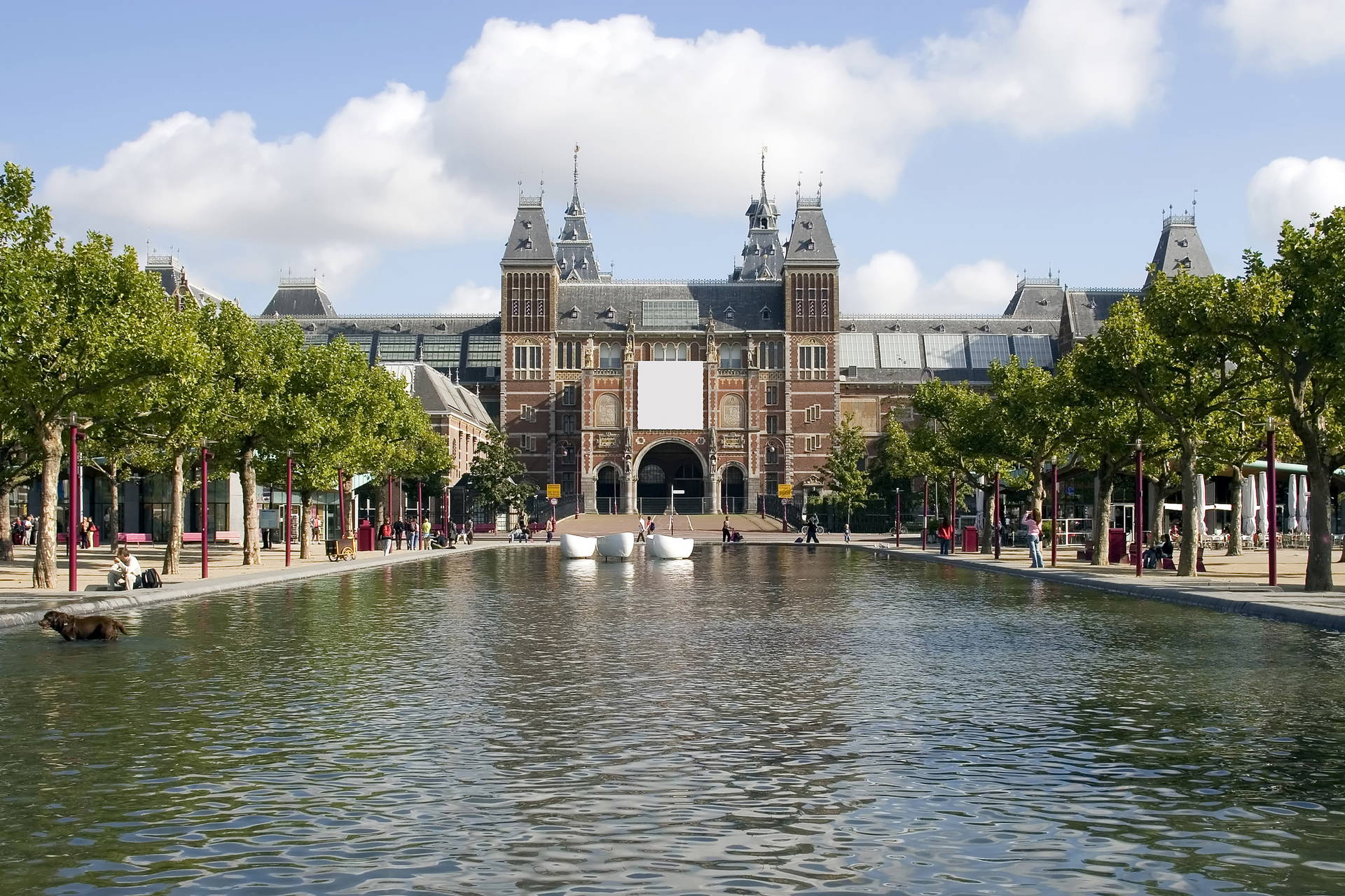 Rijksmuseum w Amsterdamie i fontanna na pierwszym planie.