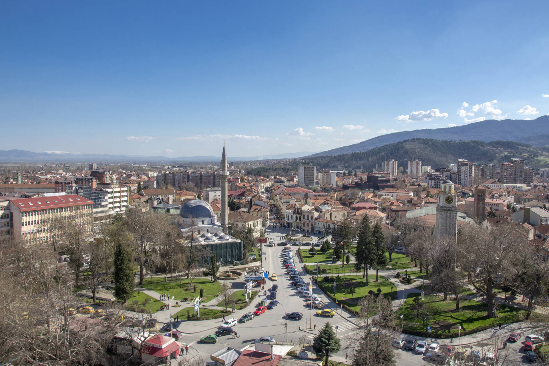 Panorama miasta z meczetem i wieżą zegarową.