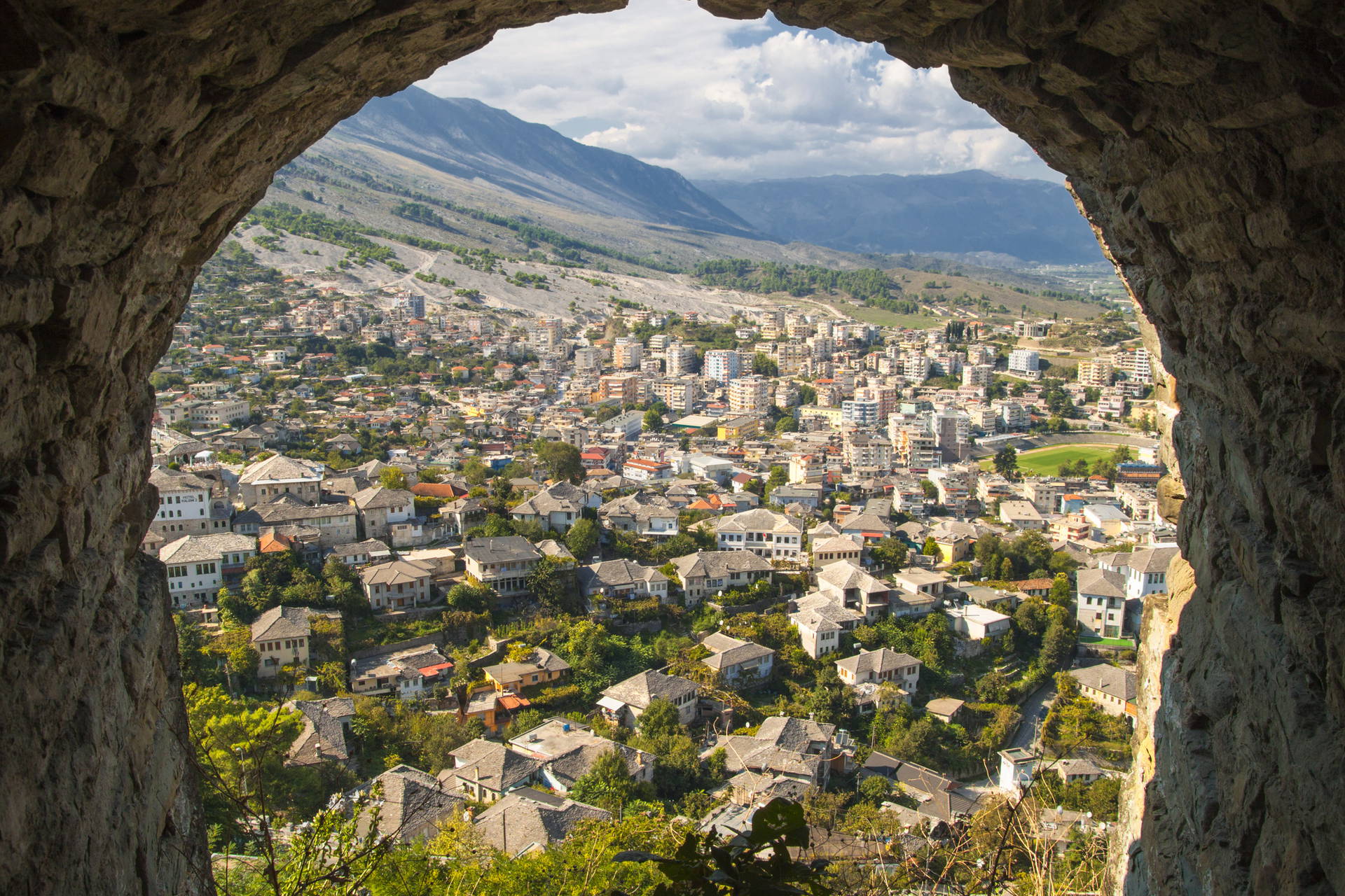 Gjirokastër w Albanii widziany z kamiennego okna.