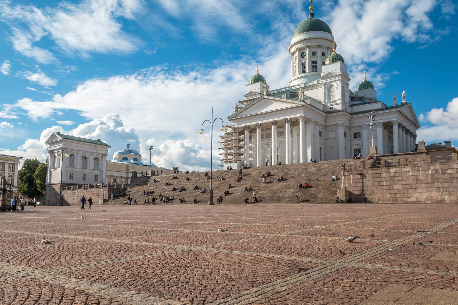 Słoneczny dzień na placu przed katedrą w Helsinkach.