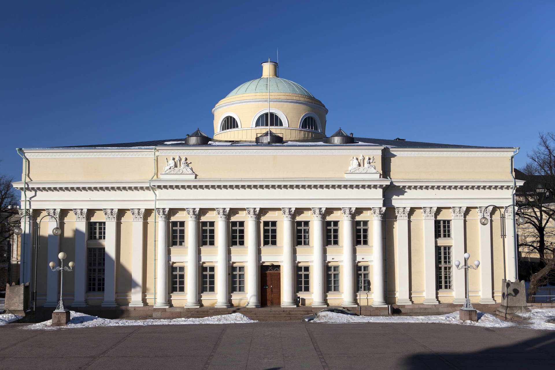 Fasada klasycystycznego budynku z kolumnami i kopułą.