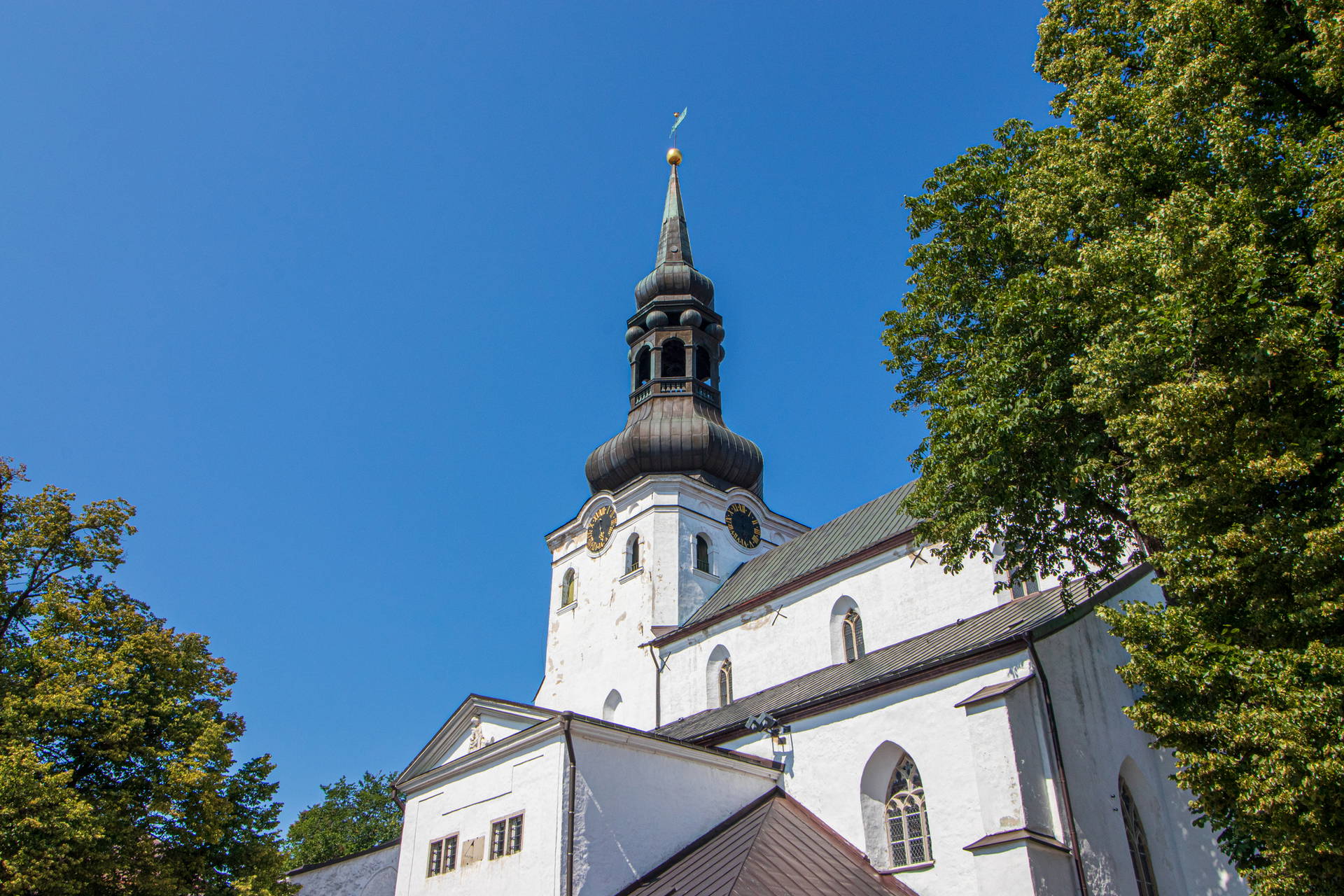 Wieża kościoła św. Olafa w Tallinnie na tle nieba.