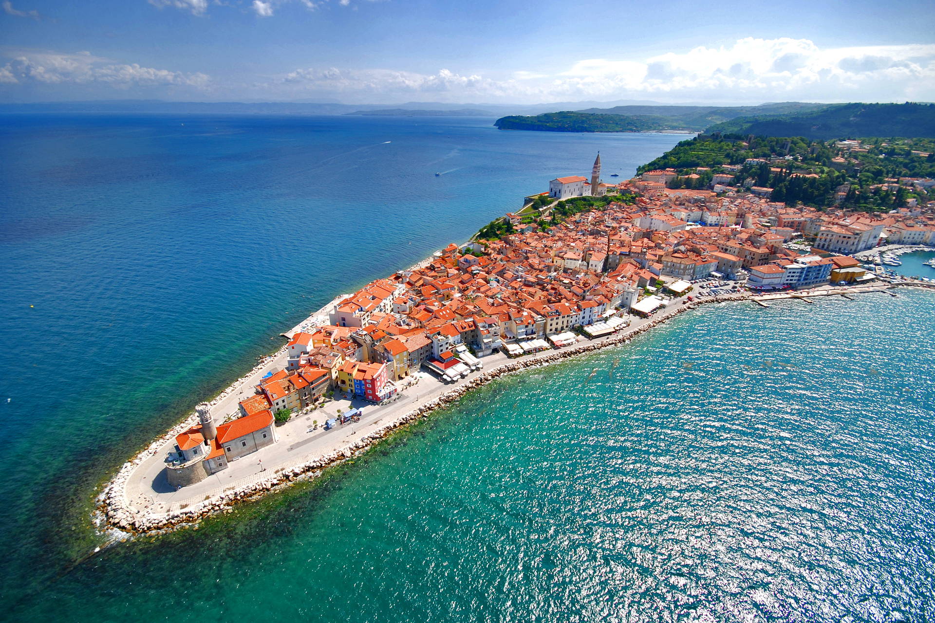 Piran w Słowenii z lotu ptaka.