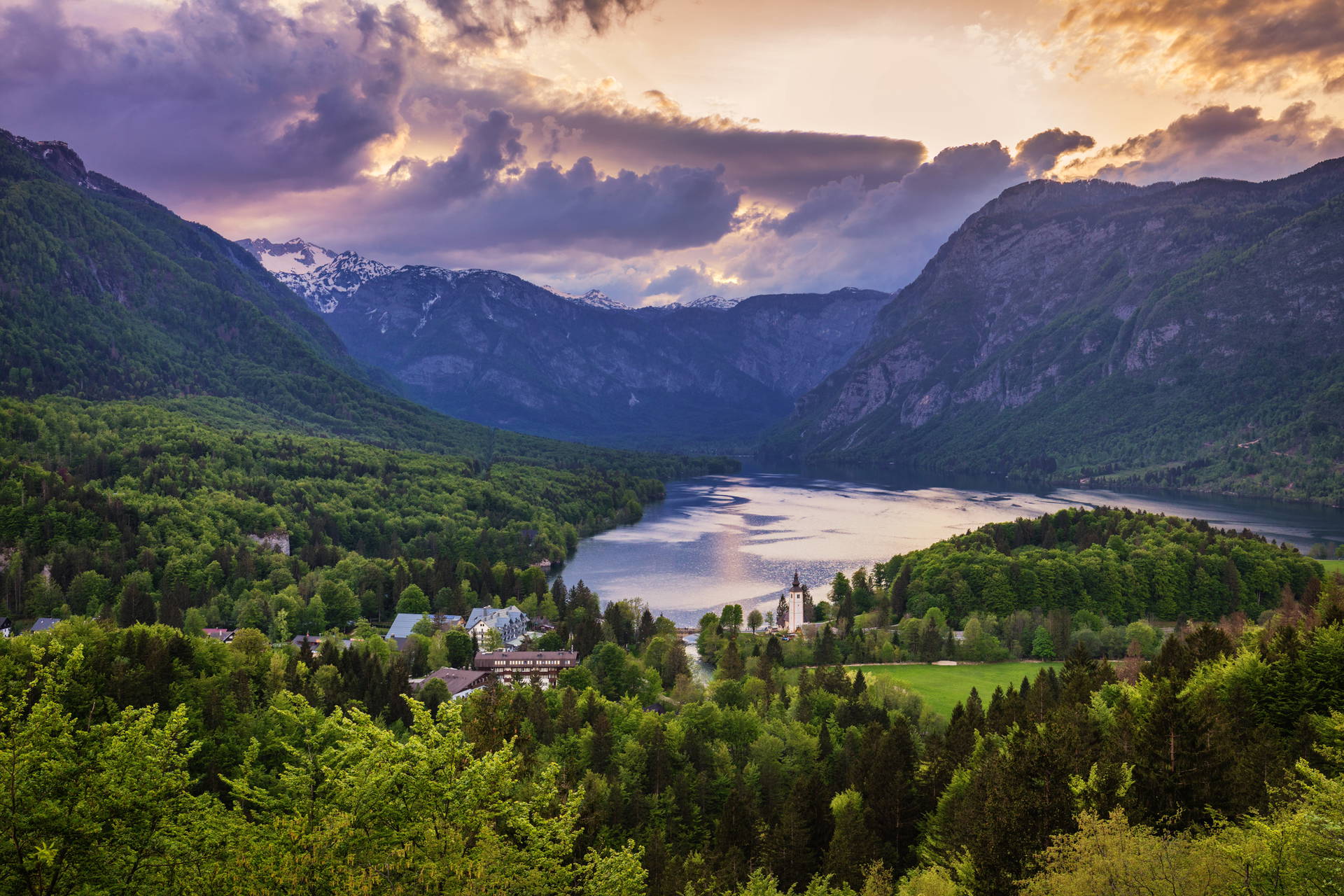 Jezioro Bohinjsko w Słowenii z widokiem na góry.