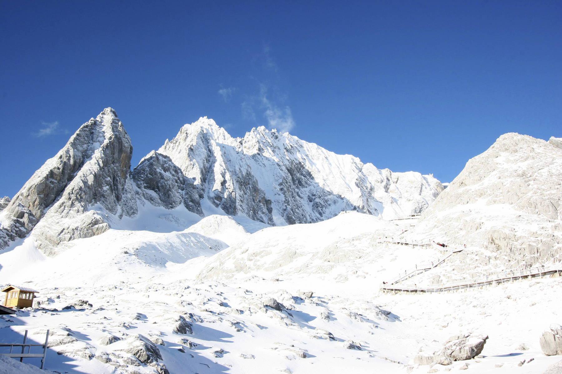 Krajobraz górski. Ośnieżone szczyty na tle błękitnego nieba.