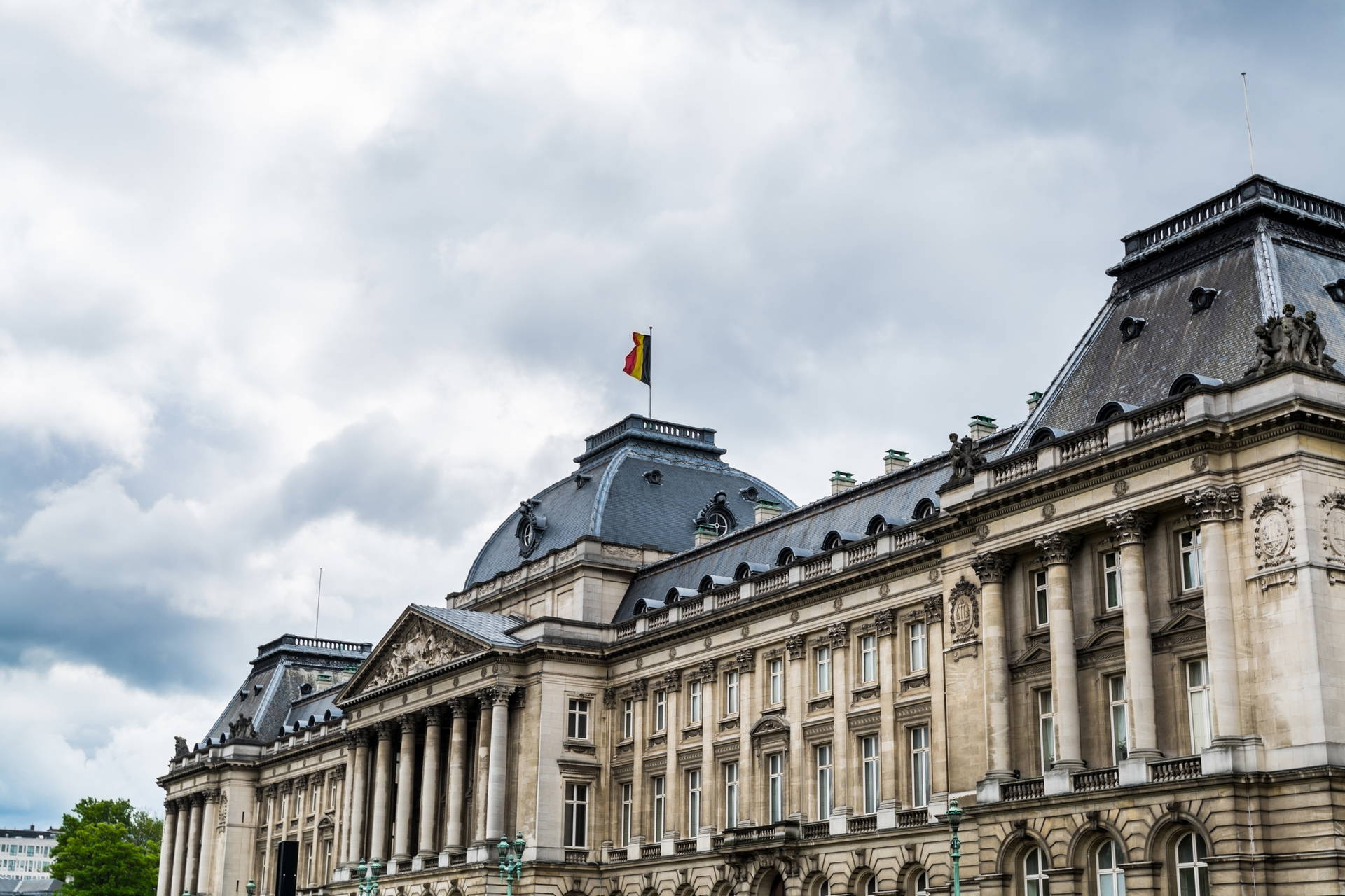 Fasada Pałacu Królewskiego w Brukseli.