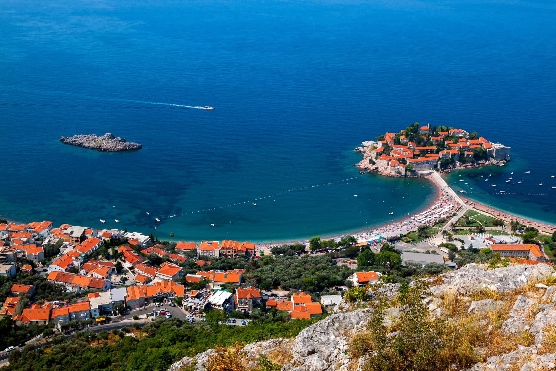 Sveti Stefan w Czarnogórze: widok z lotu ptaka na wyspę i plażę.