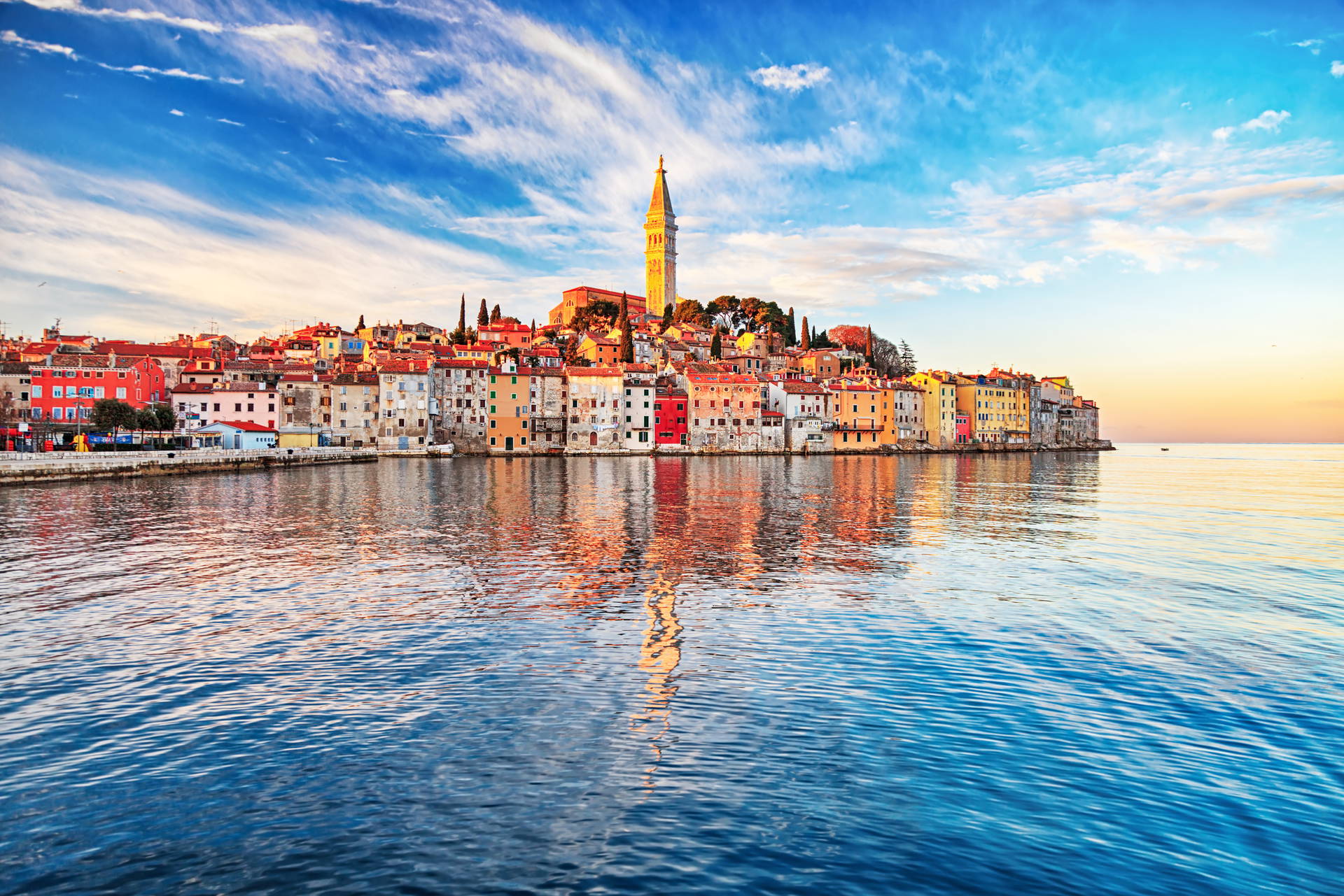 Panorama chorwackiego miasta Rovinj z widokiem na morze.