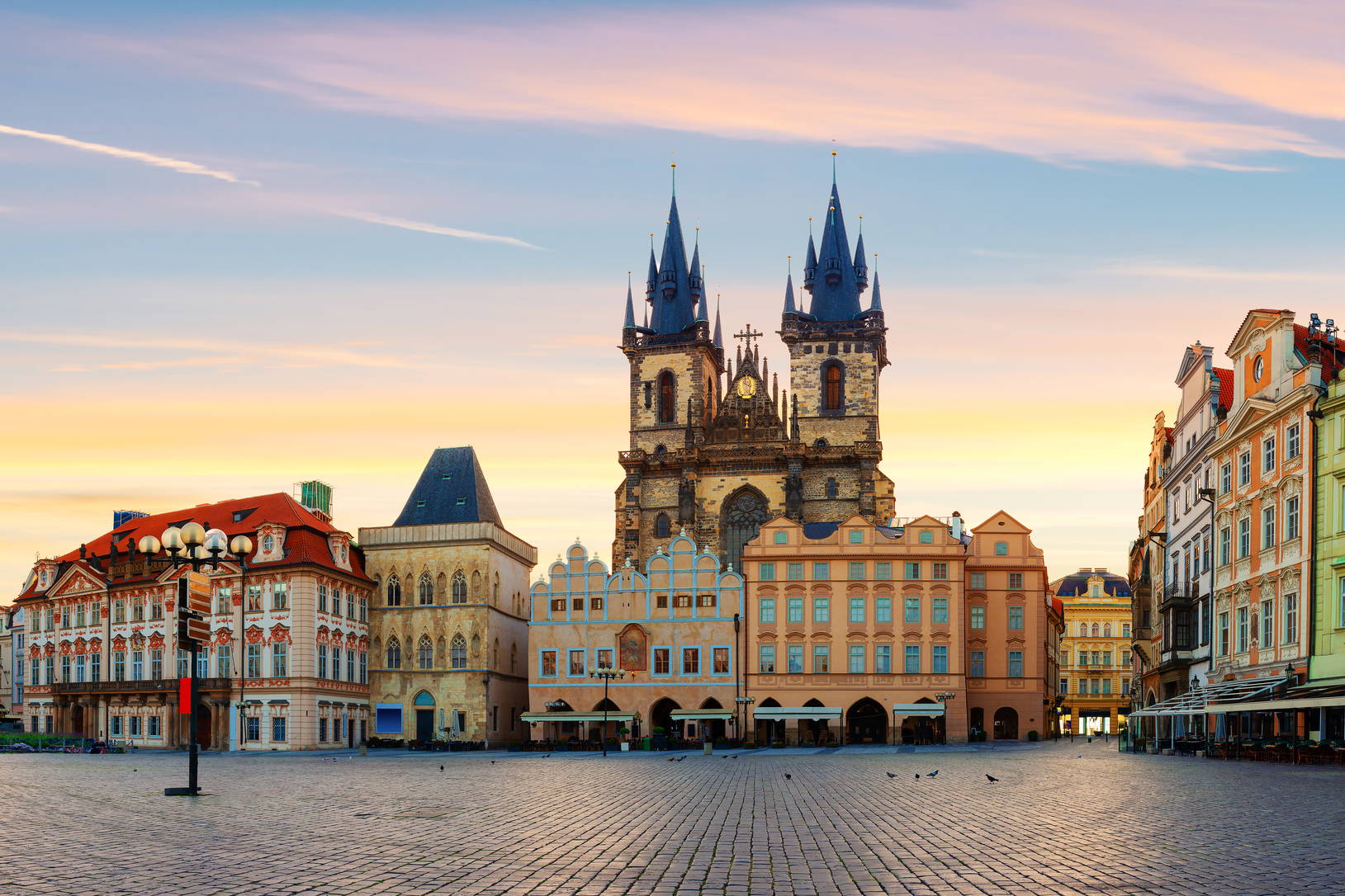 Panorama Rynku Staromiejskiego w Pradze z Kościołem Marii Panny przed Tynem w tle.