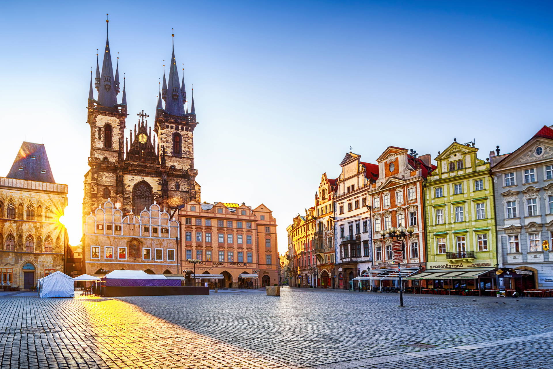 Rynek Staromiejski w Pradze i Kościół Marii Panny przed Tynem.