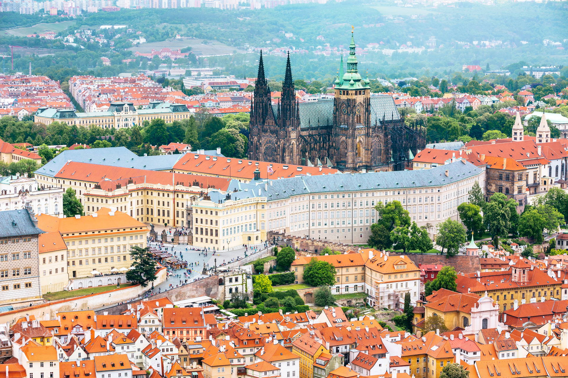 Panorama Pragi z Zamkiem Praskim i katedrą św. Wita.
