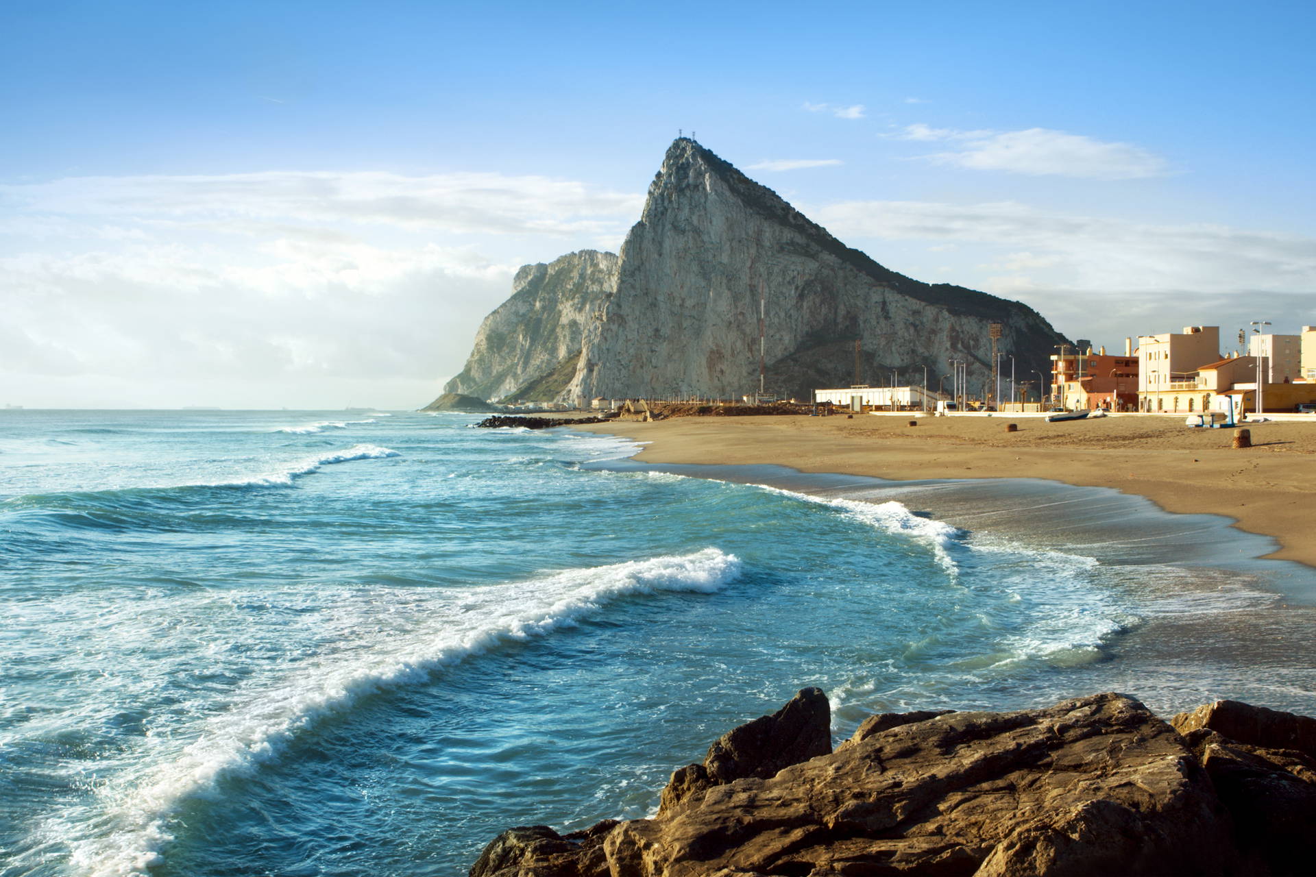 Plaża z widokiem na Skałę Gibraltarską.