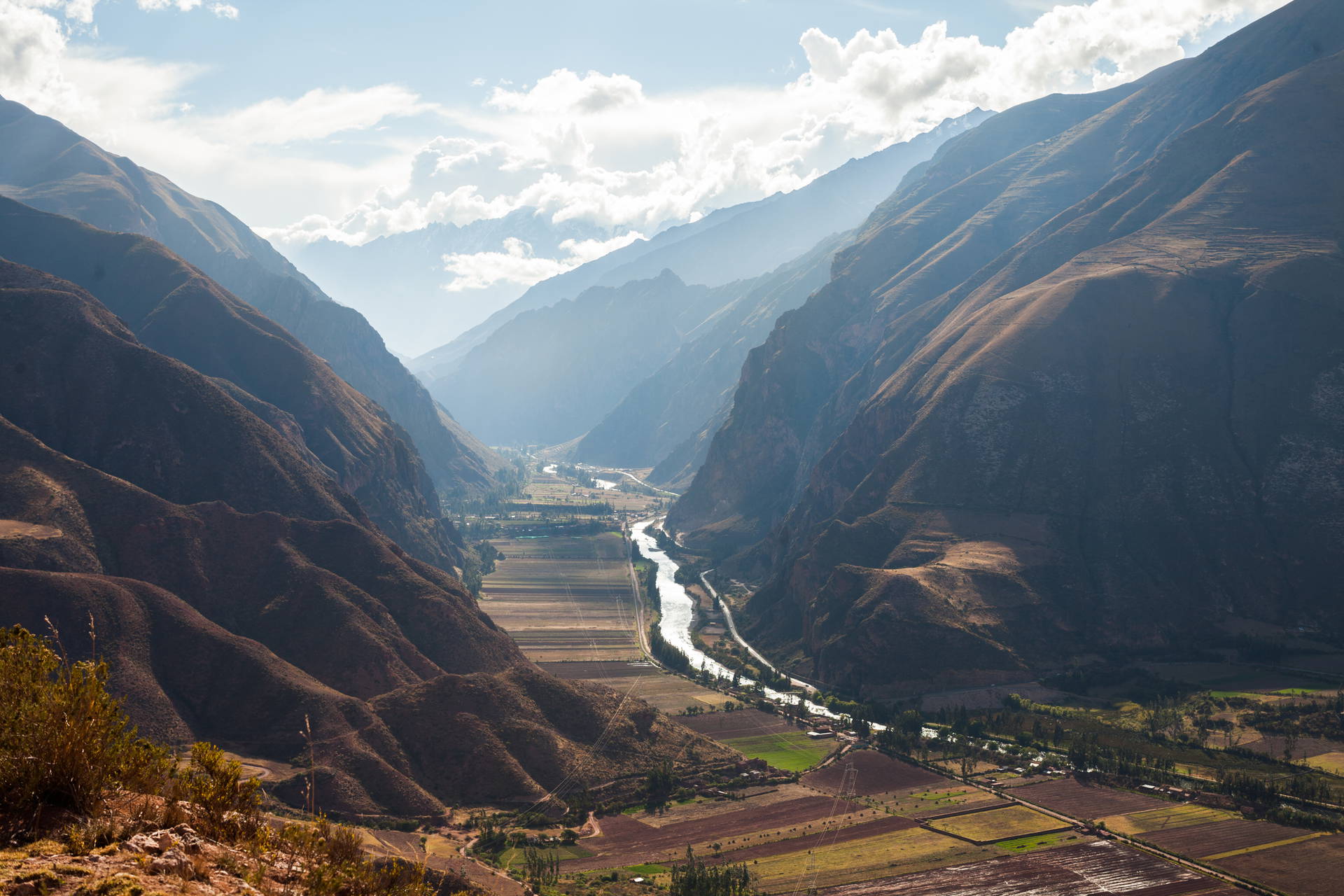 Dolina rzeki Urubamba w Peru, szeroki kadr.