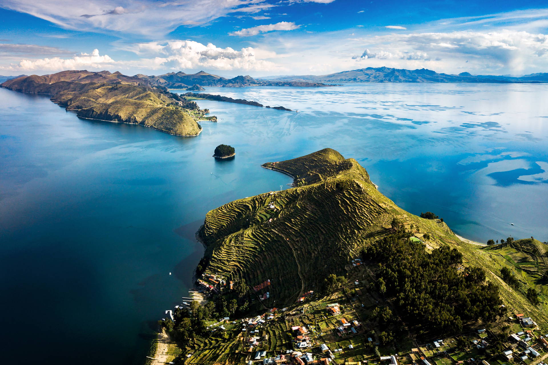 Panoramiczny widok na Isla del Sol na boliwijskim jeziorze Titicaca.