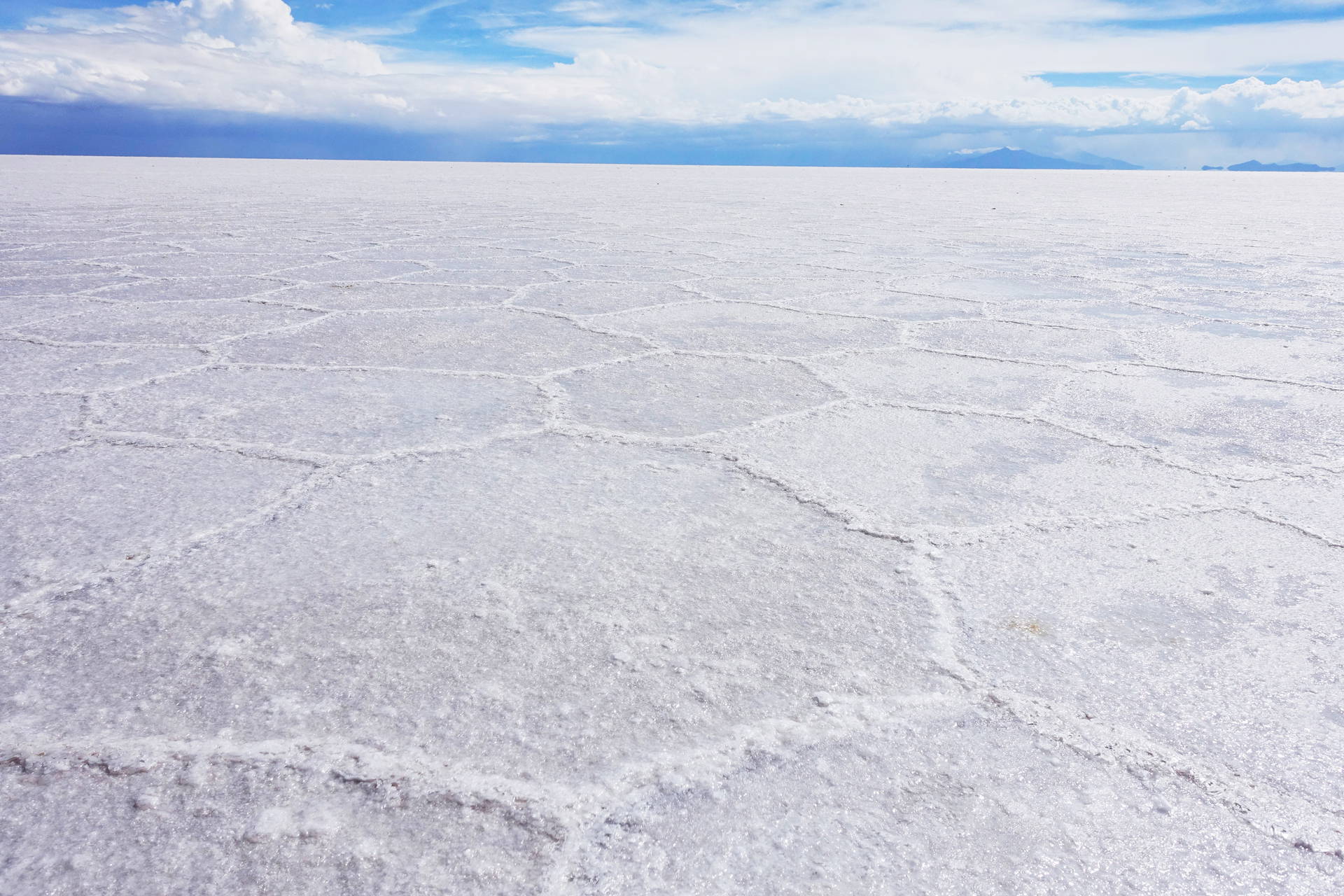 Geometryczne wzory soli na Salar de Uyuni.
