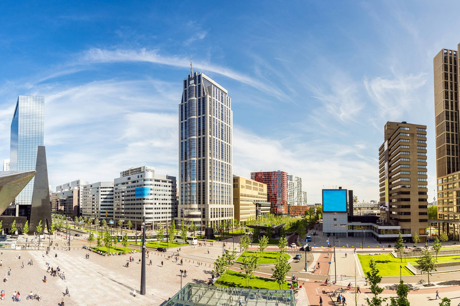 Panorama Rotterdamu z nowoczesną architekturą w tle.