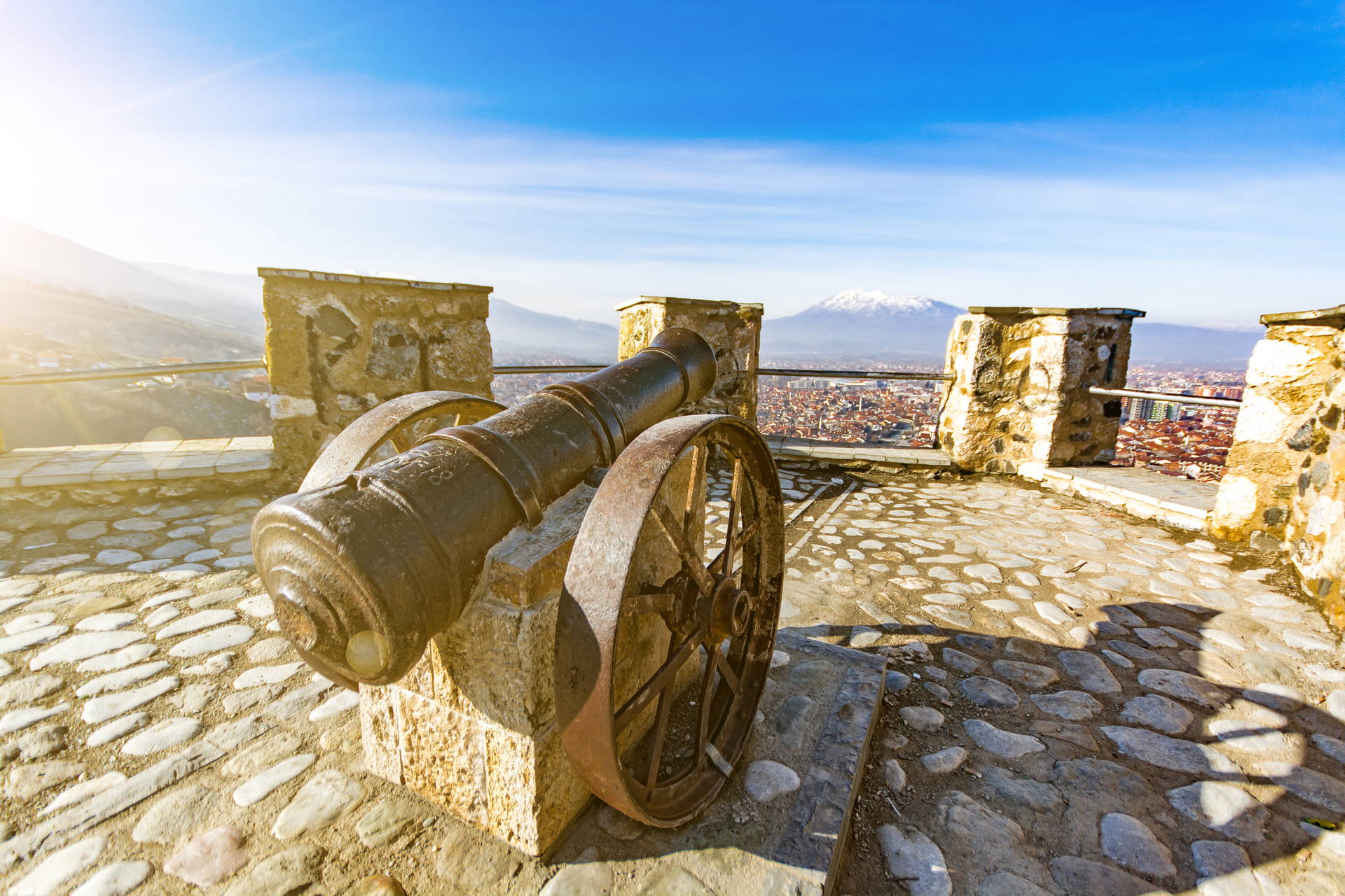 Panorama Skopje z twierdzy Hisar. Na pierwszym planie armata.