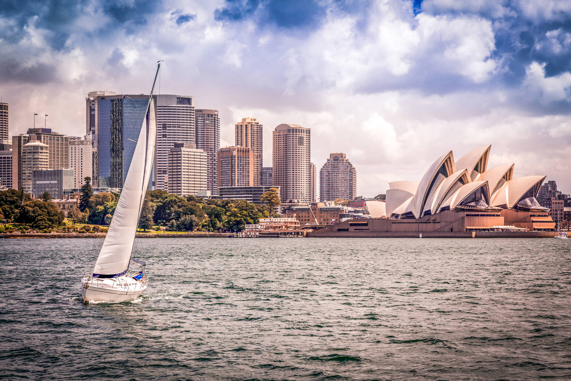 Opera w Sydney widziana z jachtu.