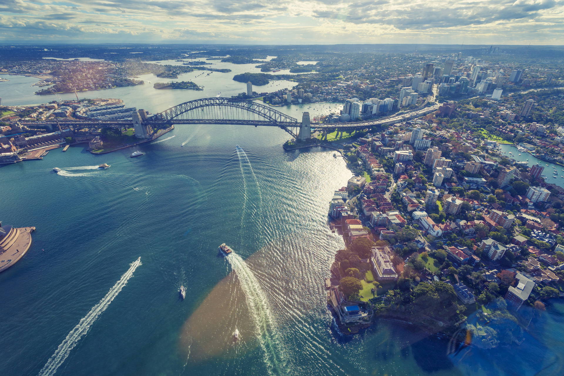 Most Sydney Harbour i panorama miasta z lotu ptaka.