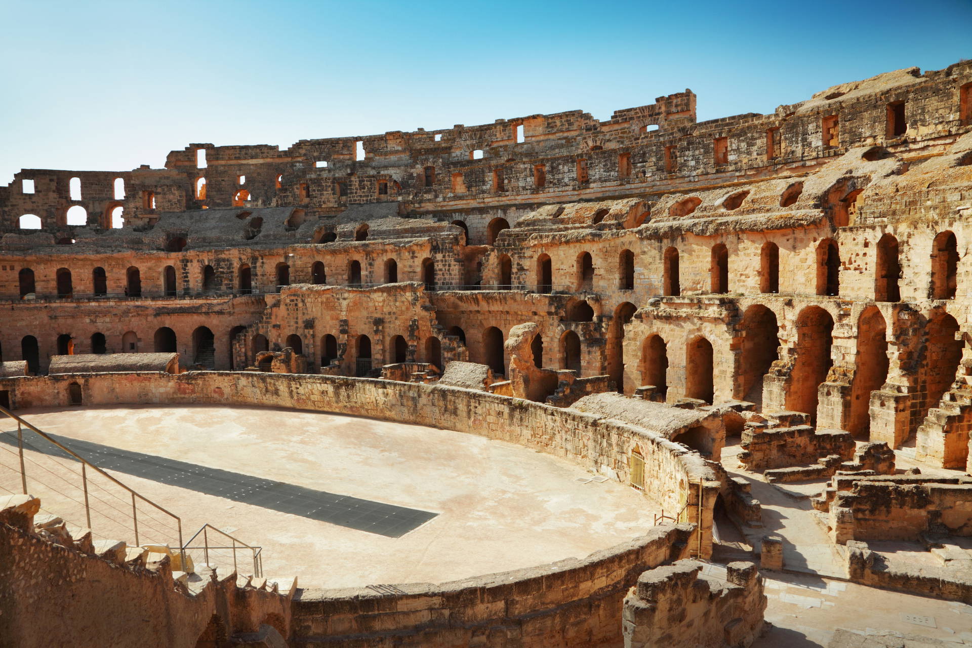 Amfiteatr El Jem z areną i rzędami łuków.