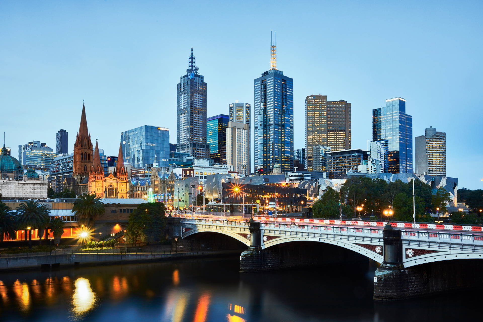 Panorama Melbourne z mostem Princes Bridge o zmierzchu.