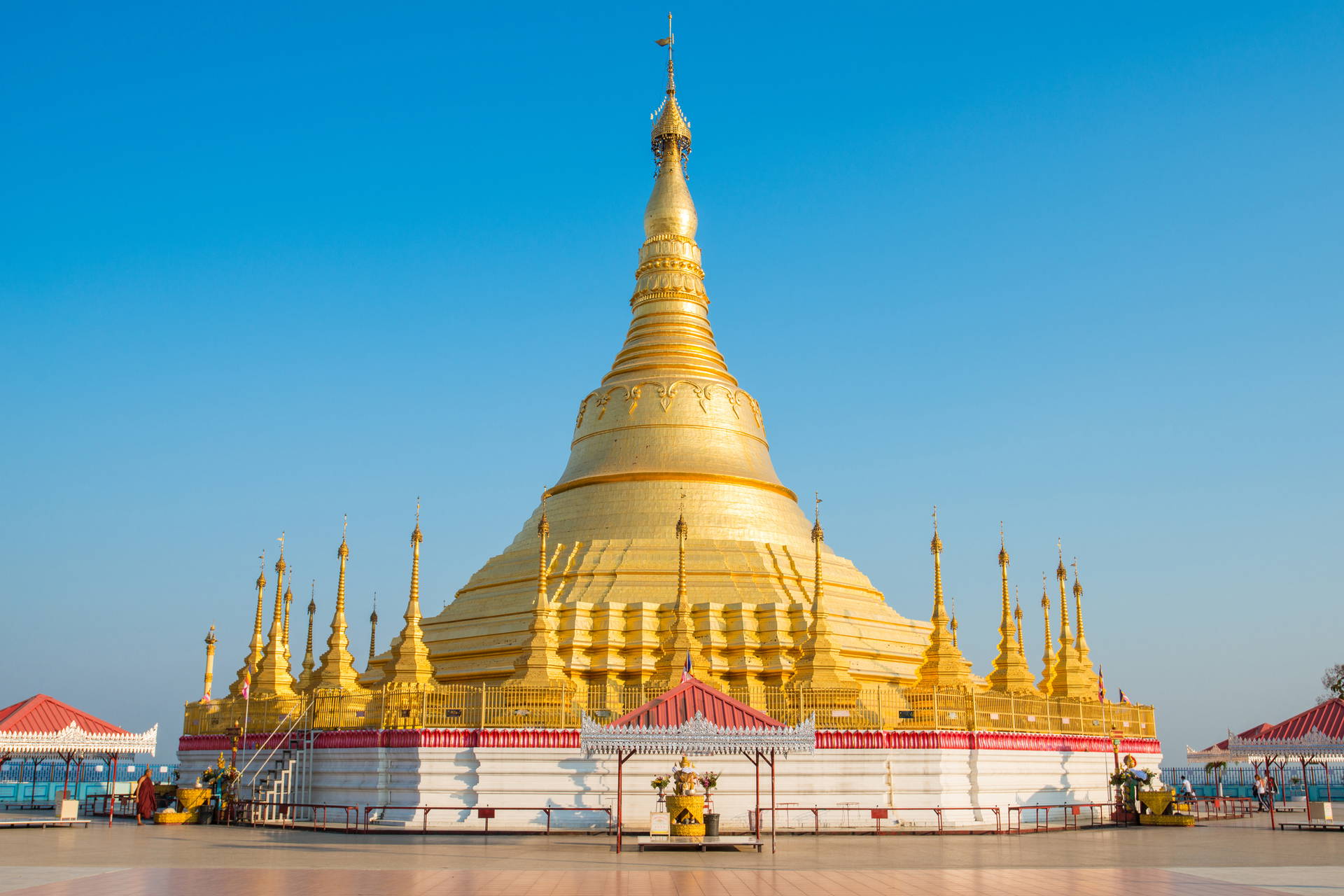 Złota pagoda w Birmie na tle błękitnego nieba.