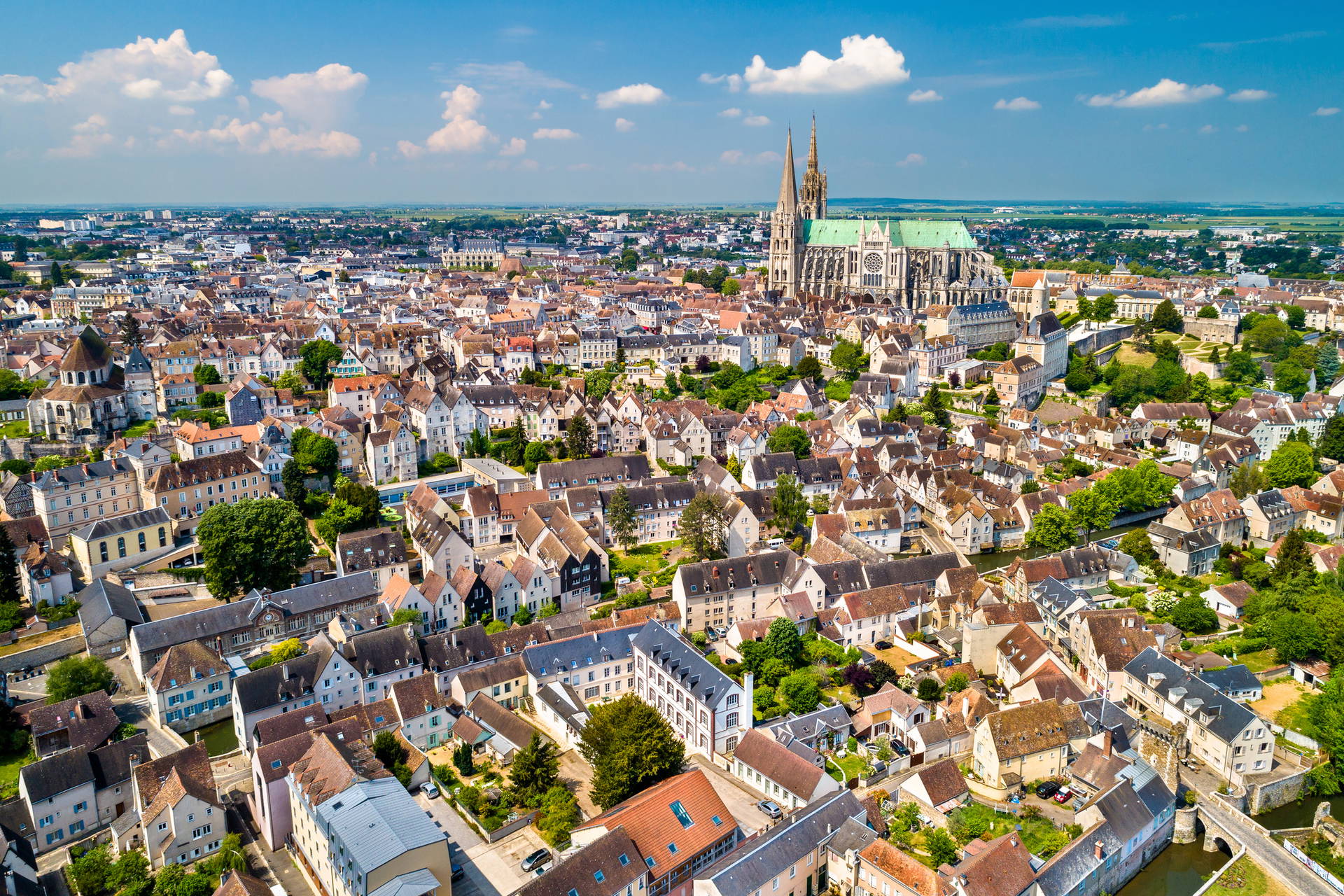 Panorama Chartres z katedrą w tle.