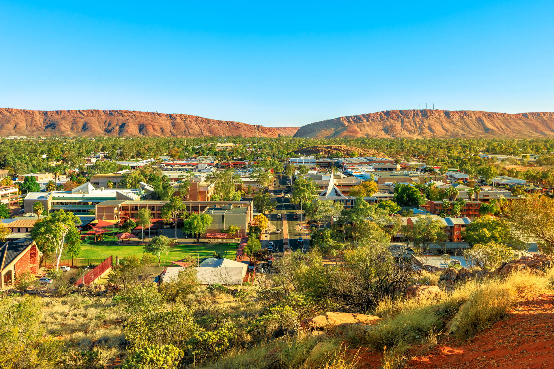 Widok na miasto Alice Springs w Australii na tle górzystego krajobrazu.