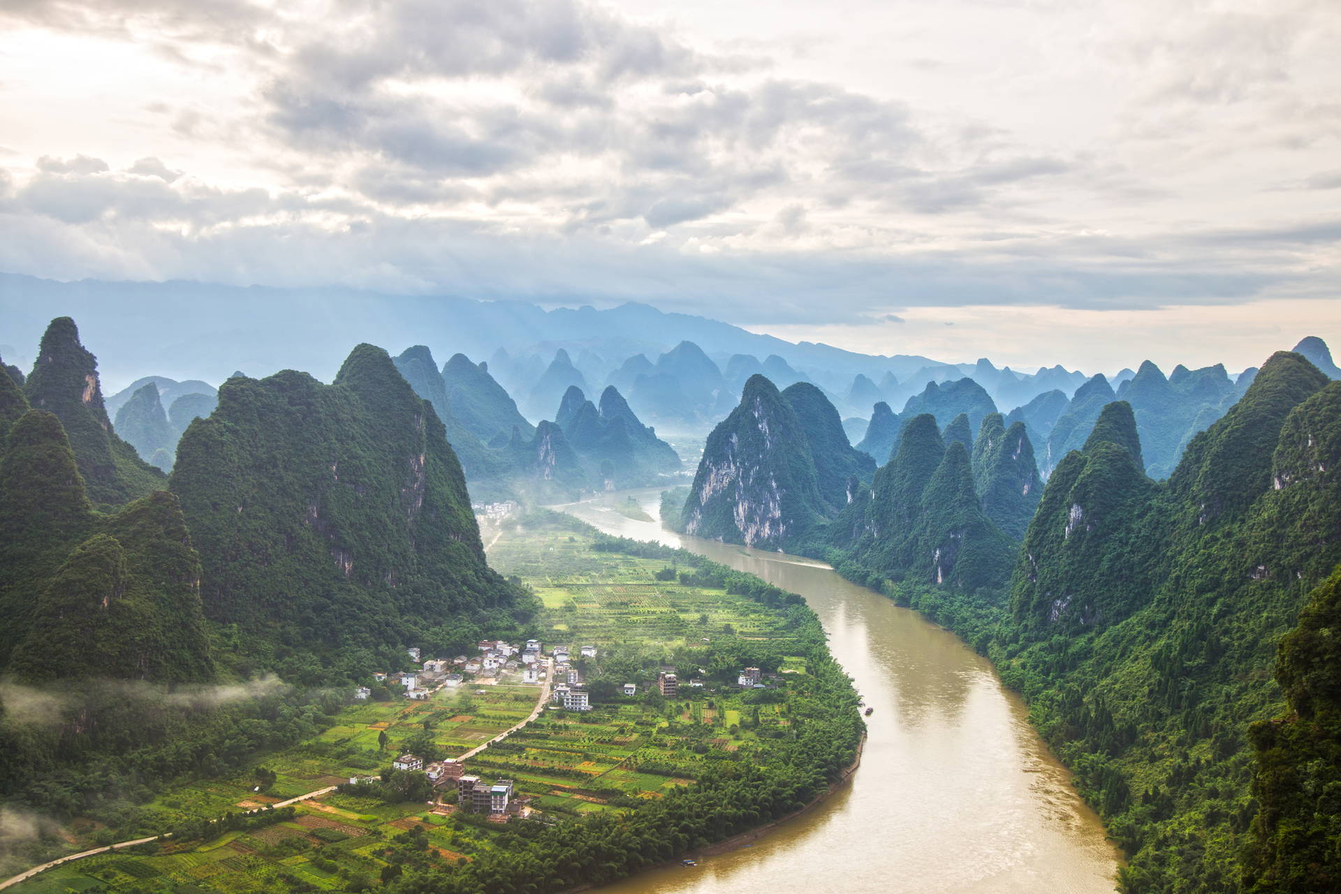 Krajobraz krasowy w Yangshuo z rzeką Li Jiang.