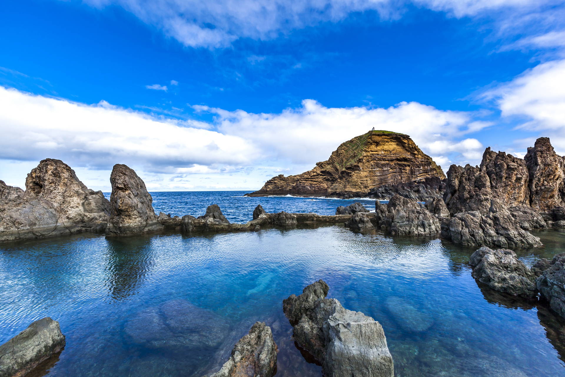 Naturalne baseny lawowe w Porto Moniz, Madera.