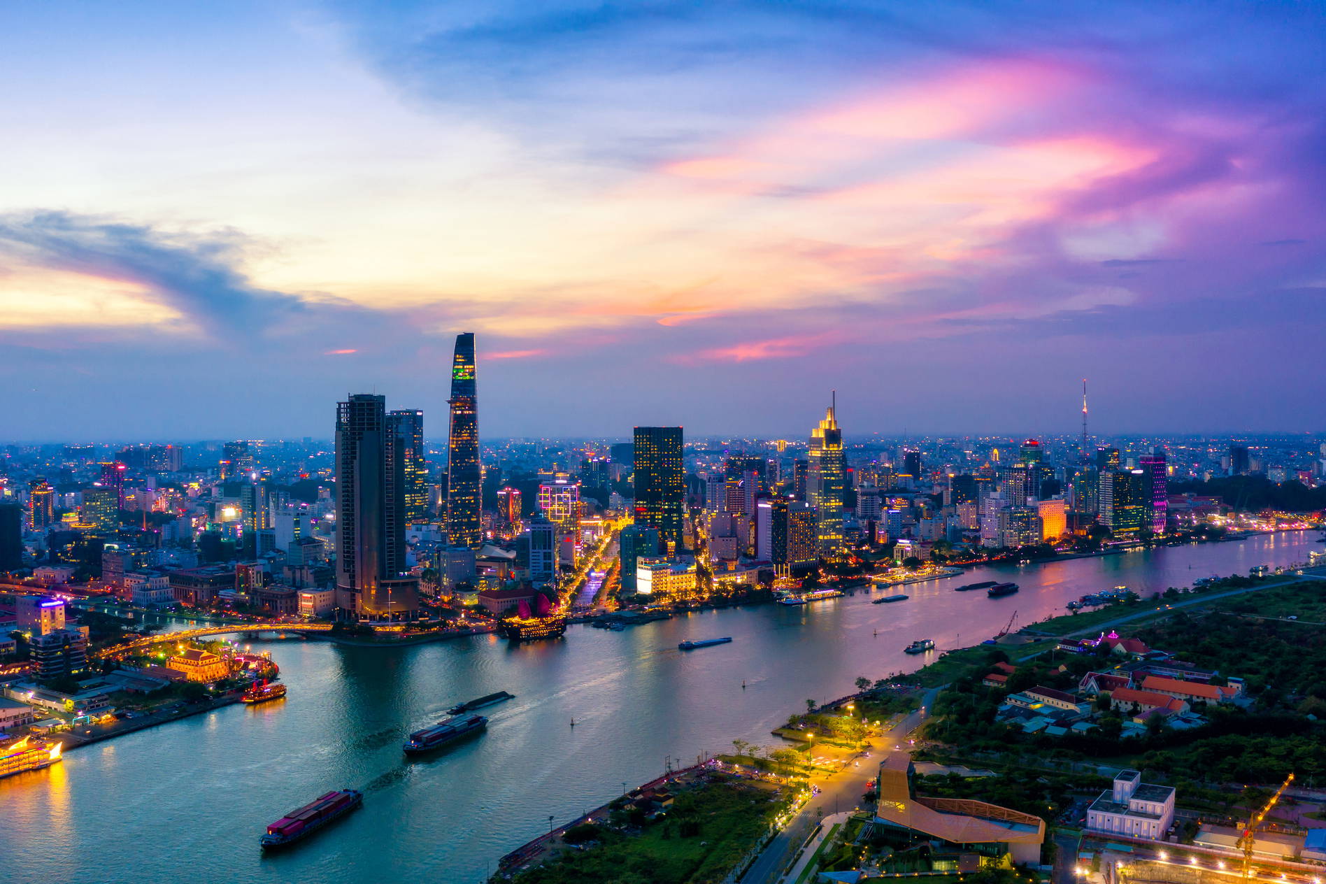 Panorama nocna miasta Ho Chi Minh.