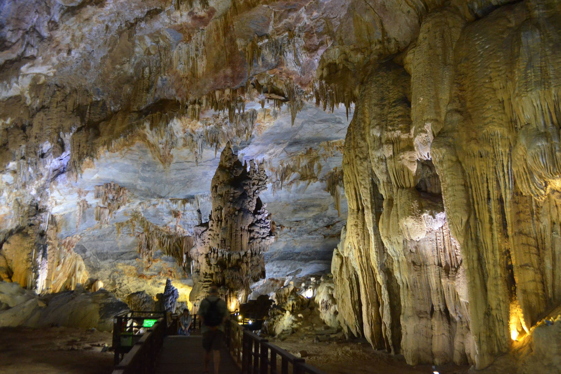 Jaskinia z licznymi stalaktytami i stalagmitami.