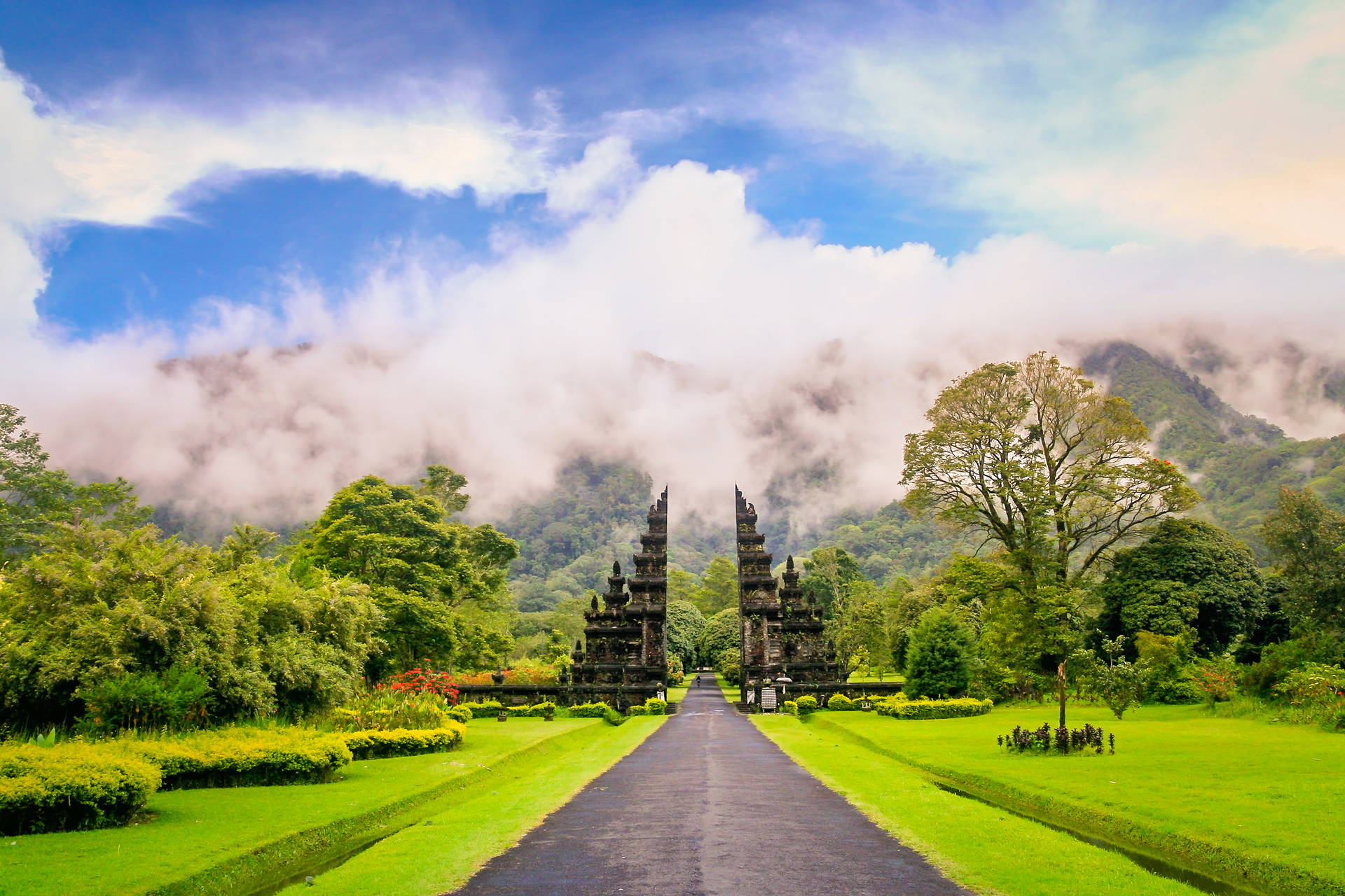 Ścieżka do świątyni Pura Ulun Danu na Bali z bramą w tle.