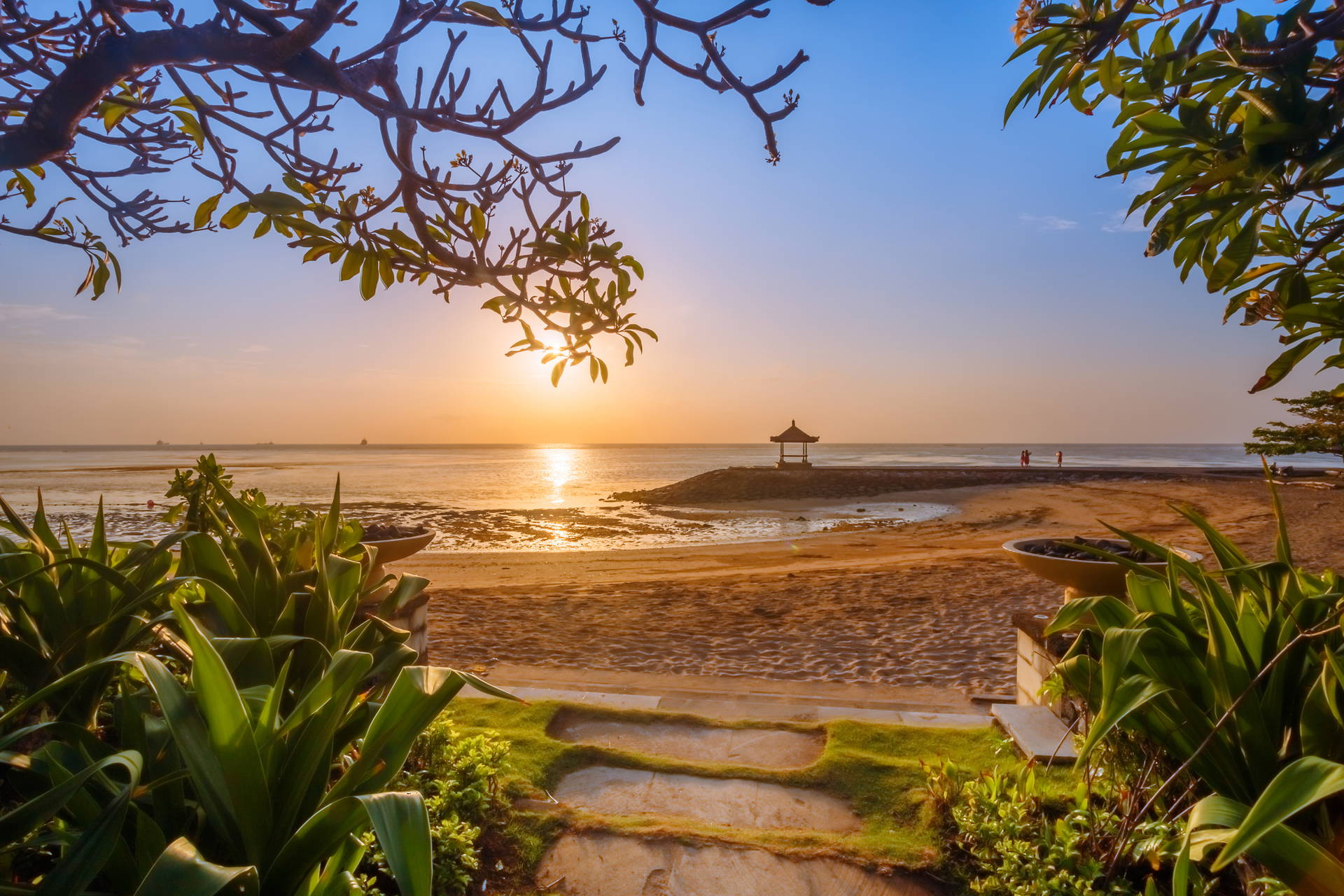 Zachód słońca nad plażą na Bali.