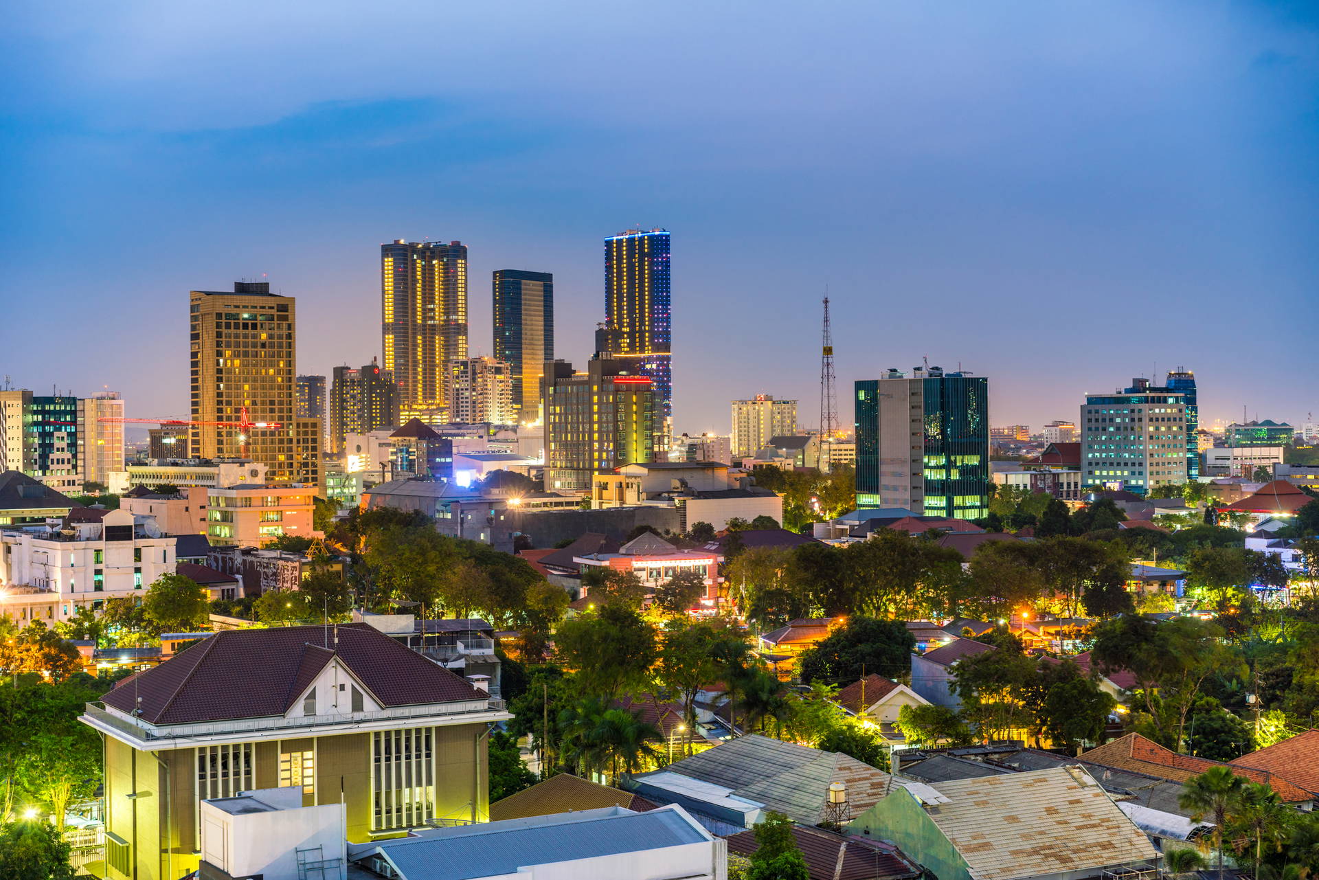 Panorama Surabai w Indonezji o zmierzchu.