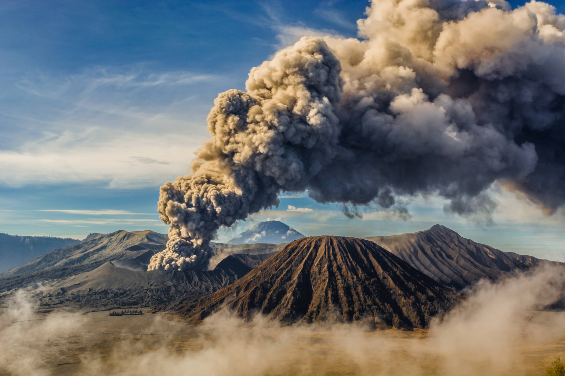 Erupcja wulkanu Bromo w Indonezji. W niebo wzbijają się kłęby dymu i popiołu.
