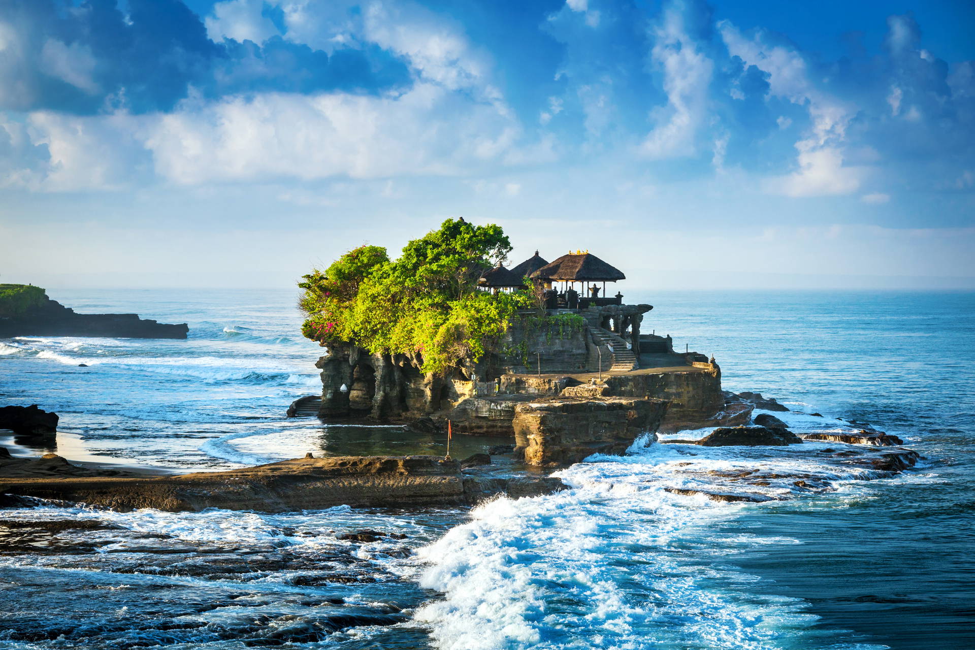 Świątynia Tanah Lot na tle morza i nieba.