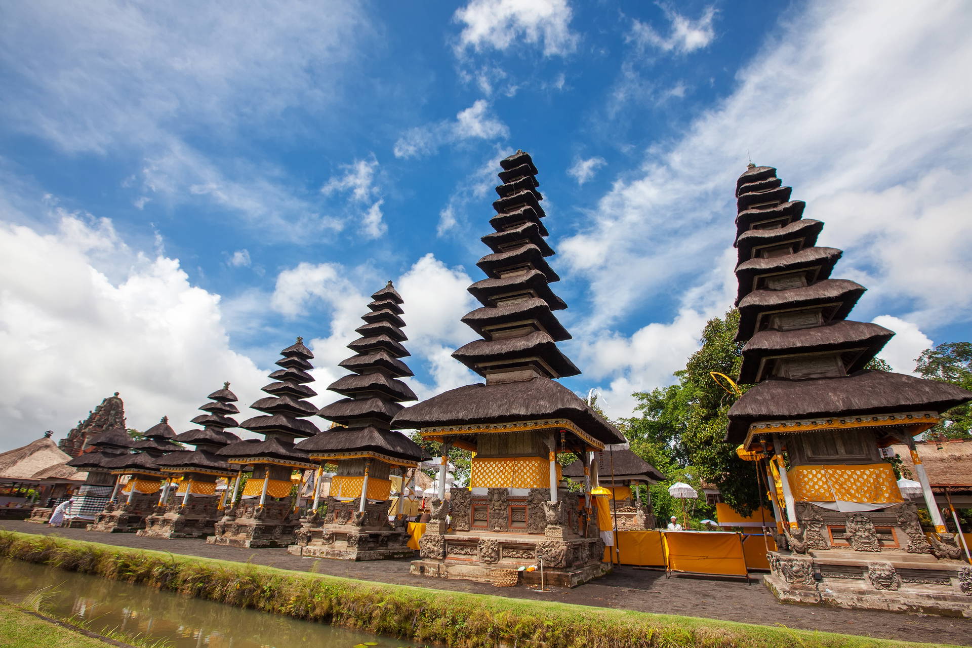 Rząd pagód w świątyni Pura Taman Ayun na Bali.