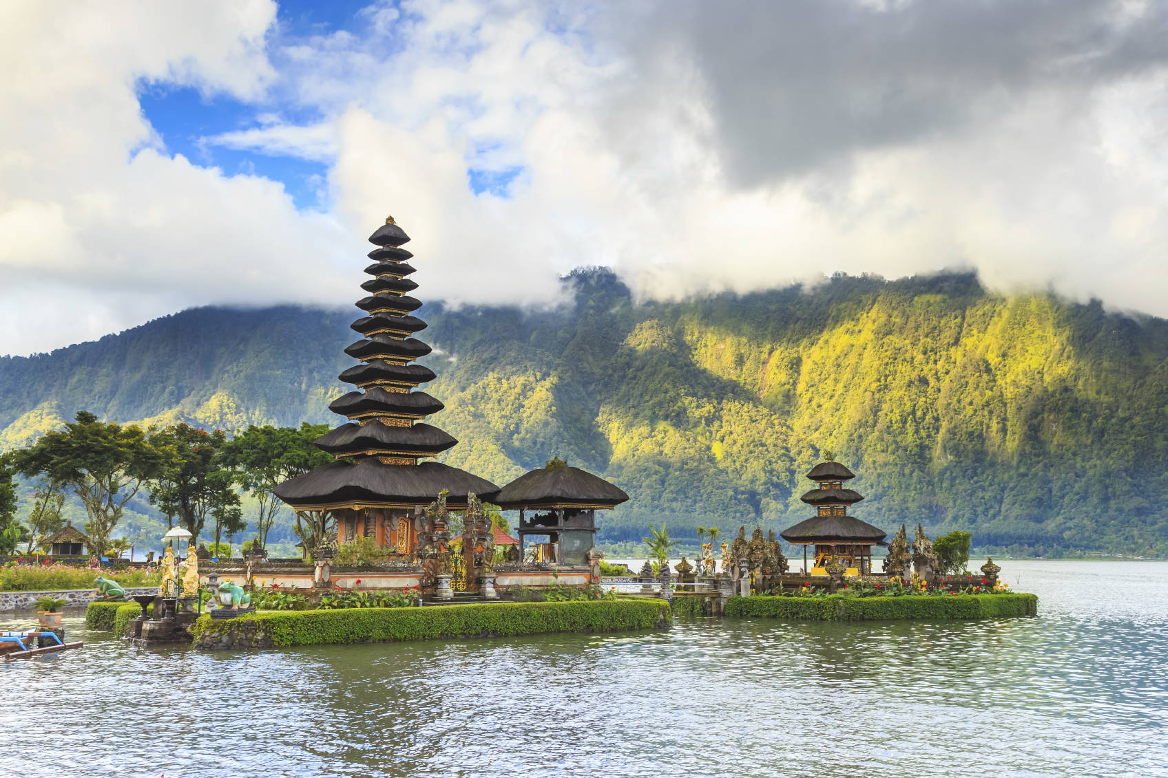 Świątynia Pura Ulun Danu Beratan na jeziorze Beratan w Indonezji.