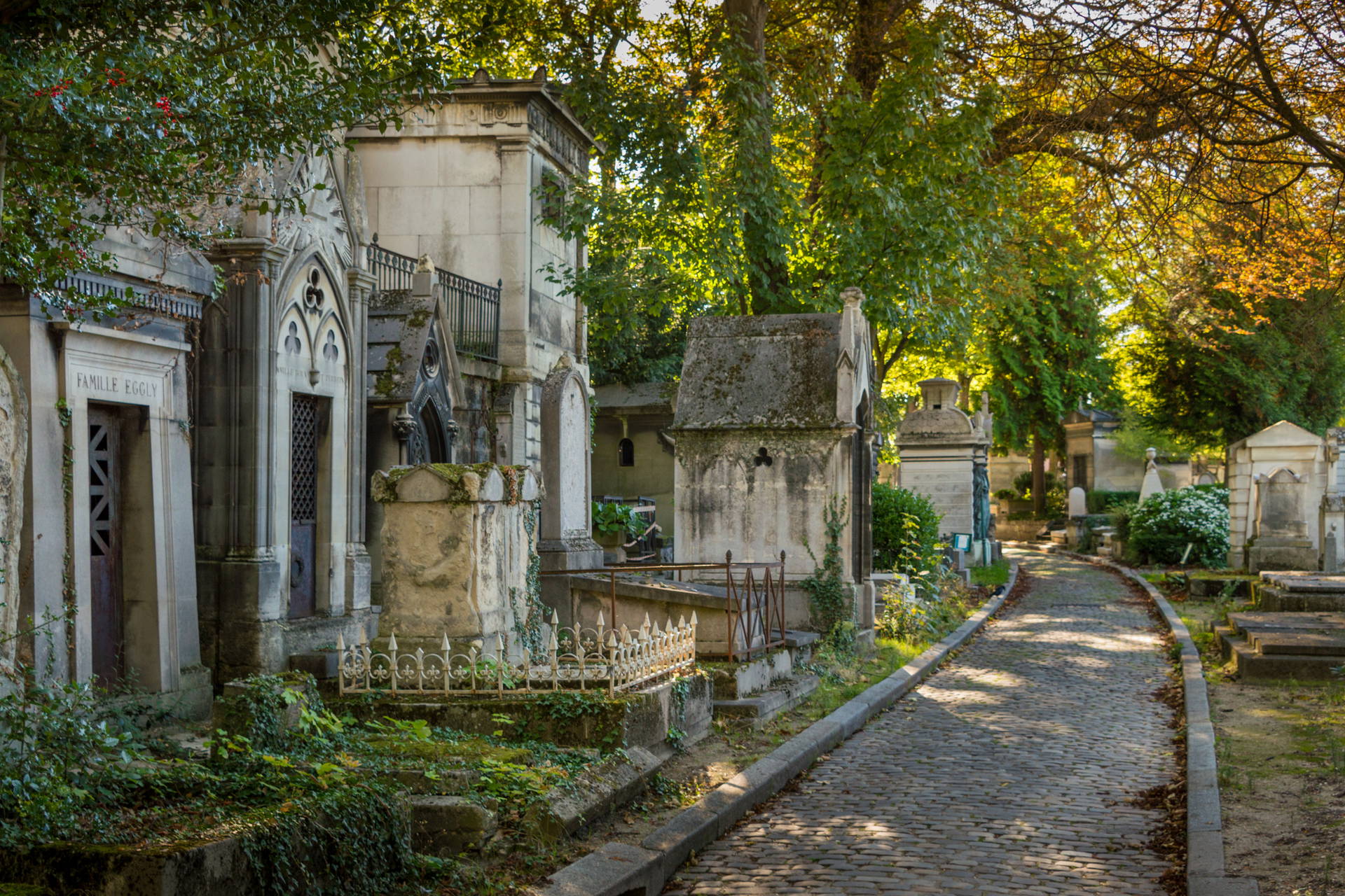 Alejka między grobowcami na cmentarzu Père-Lachaise w Paryżu.