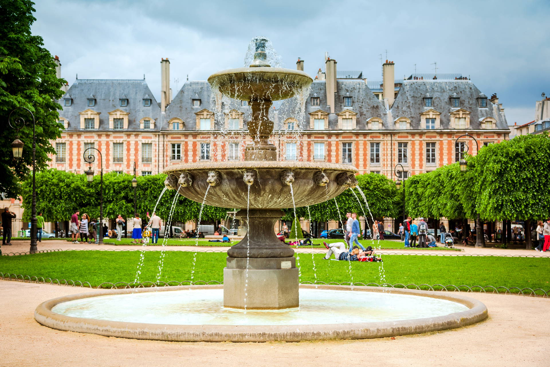Fontanna na paryskim placu Place des Vosges.