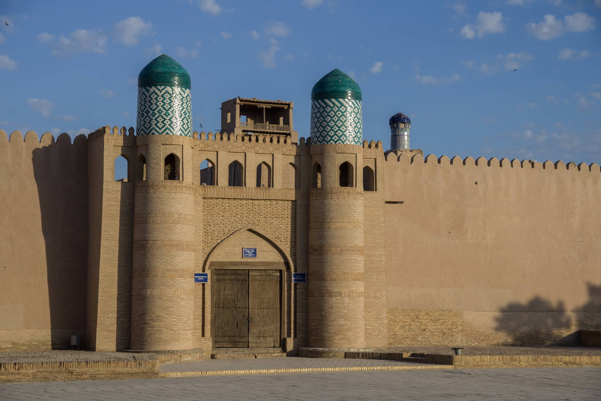 Brama twierdzy z wieżami w chińskim mieście Chiwa, Uzbekistan.