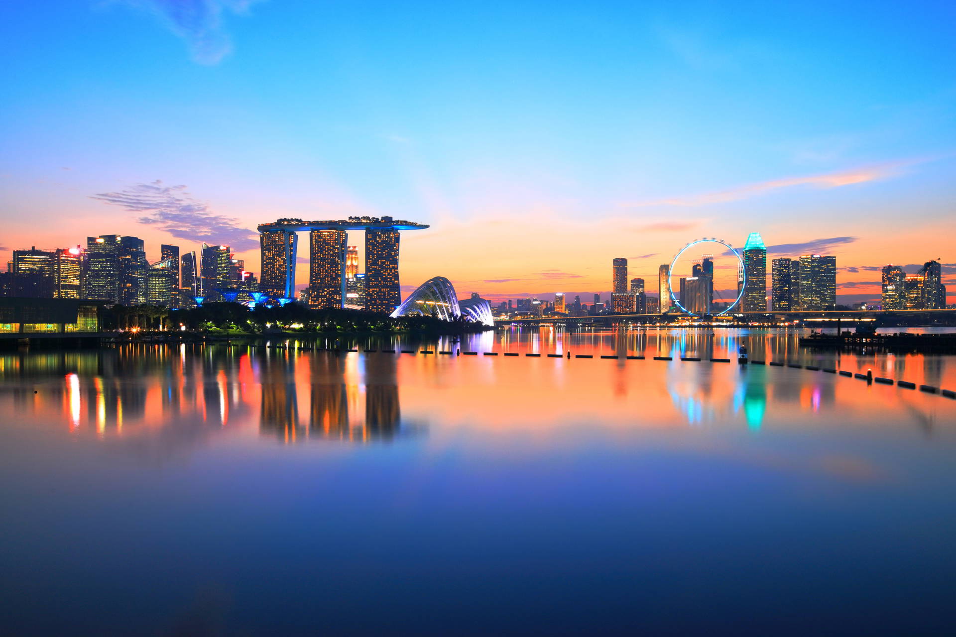 Panorama Singapuru o zmierzchu.