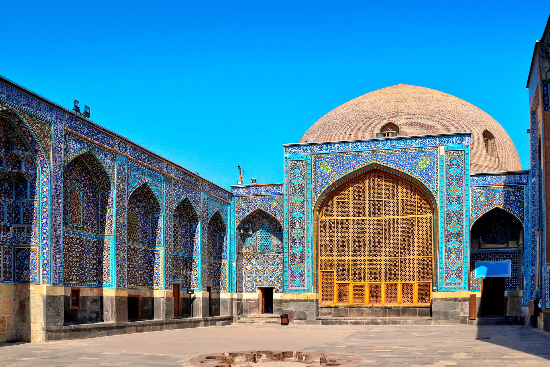 Dziedziniec meczetu Sheikh Lotfollah w Isfahanie, Iran. Widoczna niebieska mozaika i kopuła.
