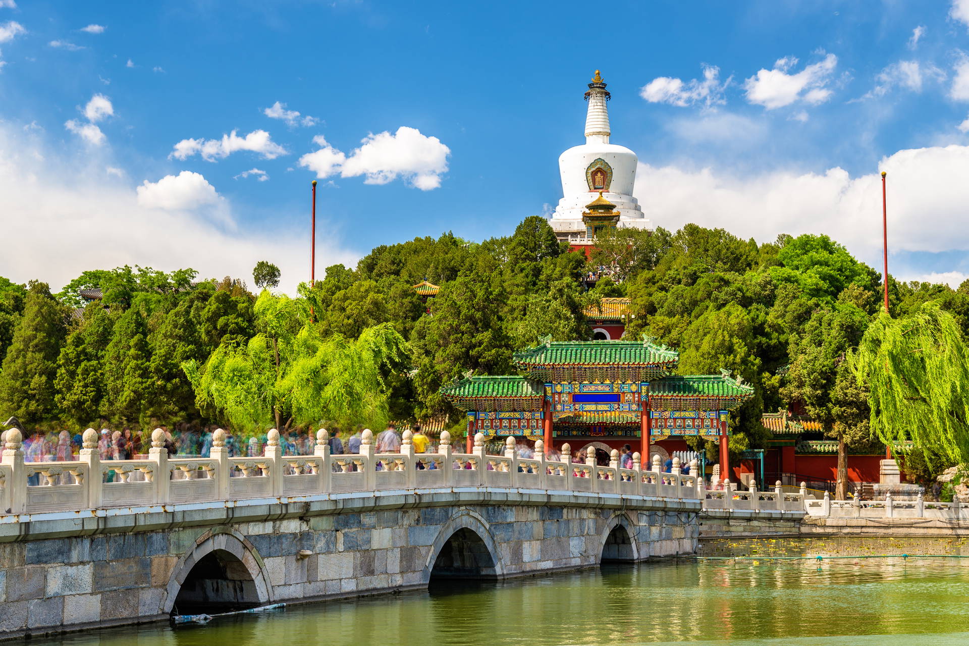 Park Beihai w Pekinie: most, pagoda i zieleń.